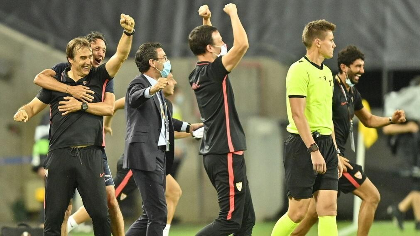 Lopetegui, abrazado por su ayudante, Pablo Sanz, celebra junto a Martagón y el doctor Jiménez el pase a la final.