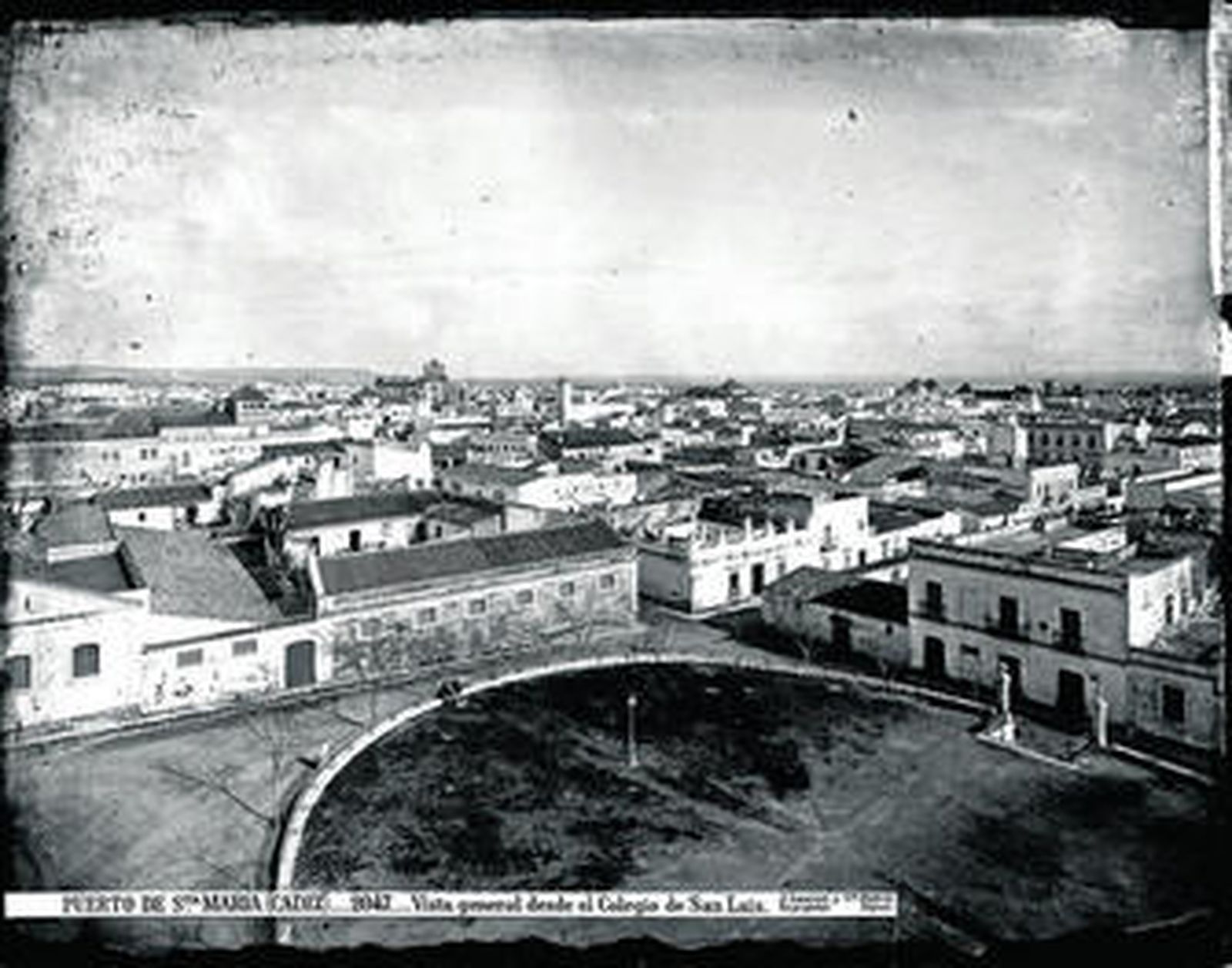 Vista general de El Puerto desde el Colegio de San Luis de J. Laurent, hacia 1879.