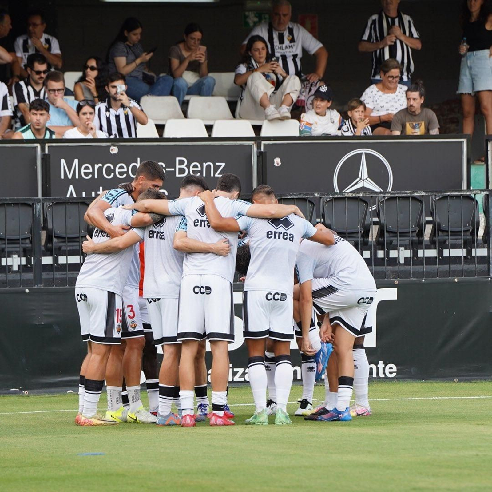Piña de los jugadores del Castellón en el calentamiento previo al último encuentro.