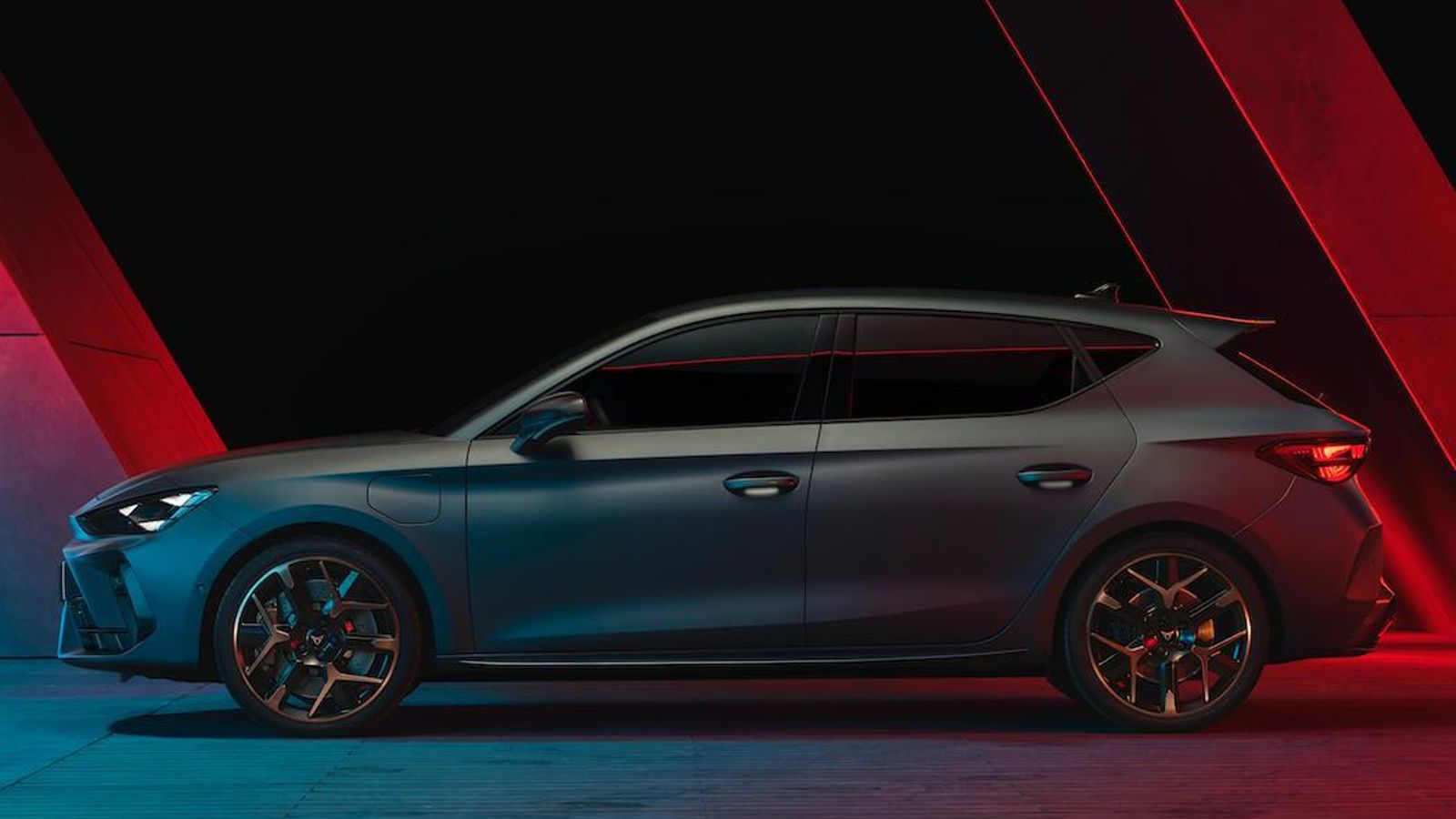 Uno de los sistemas híbridos enchufables mantiene su potencia inalterada, el otro aumenta hasta los 272 CV, aunque más significativo aún es el crecimiento de la capacidad de la batería.