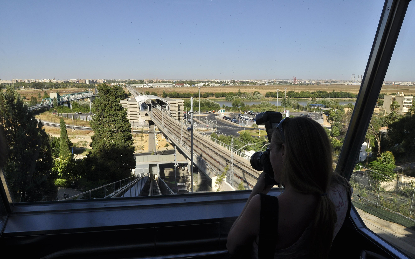 Vistas de Sevilla y  de la parada de Metro de San Juan Bajo desde el ascensor de El Monumento.