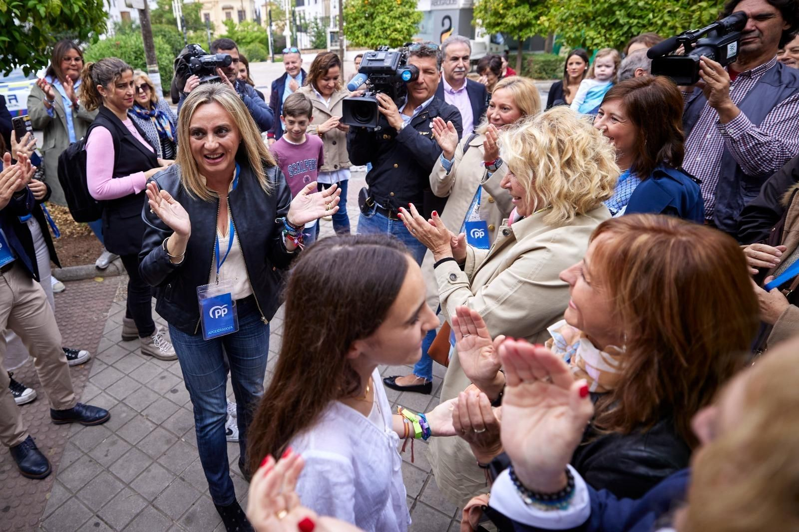 Carazo, esta mañana junto a militantes al ir a votar.