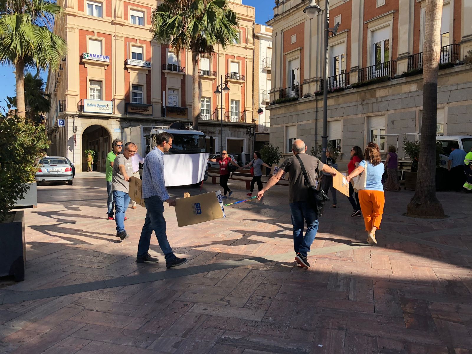 Colectivos se manifiestan en la plaza de la Constitución a favor de los cabezos