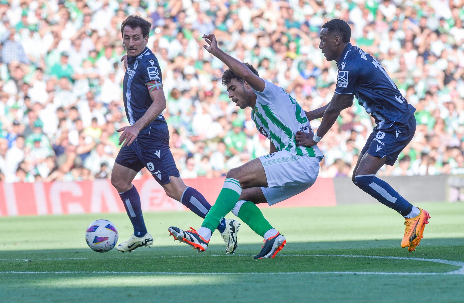 Chadi, en un lance del partido ante Becker y Oyarzabal.