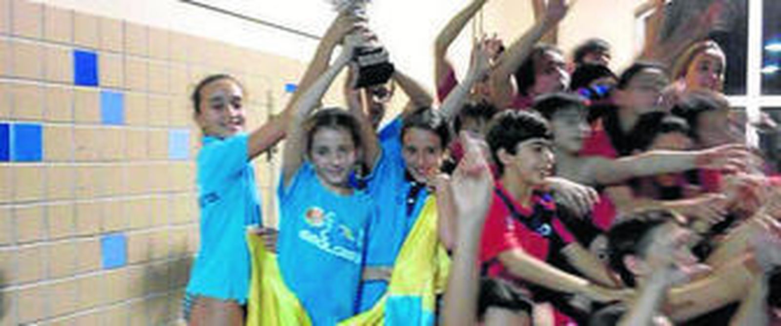Los nadadores del CDNC Algeciras celebran el segundo puesto.