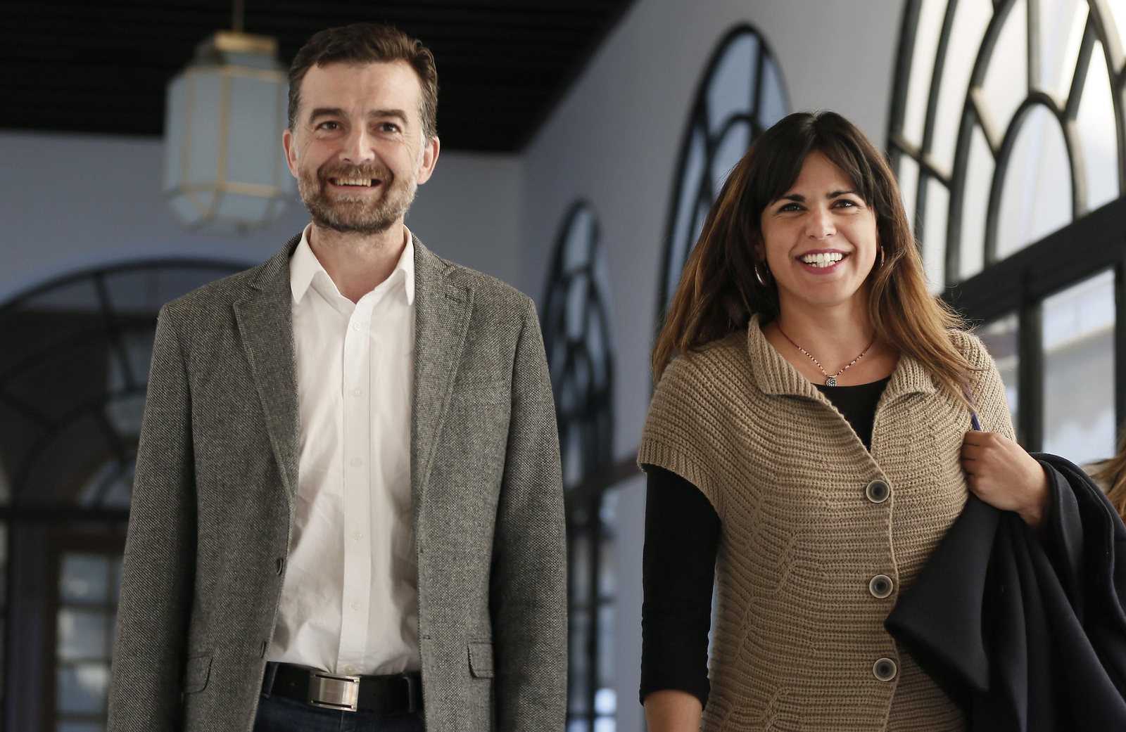 Antonio Maíllo y Teresa Rodríguez, en los pasillos del Parlamento.