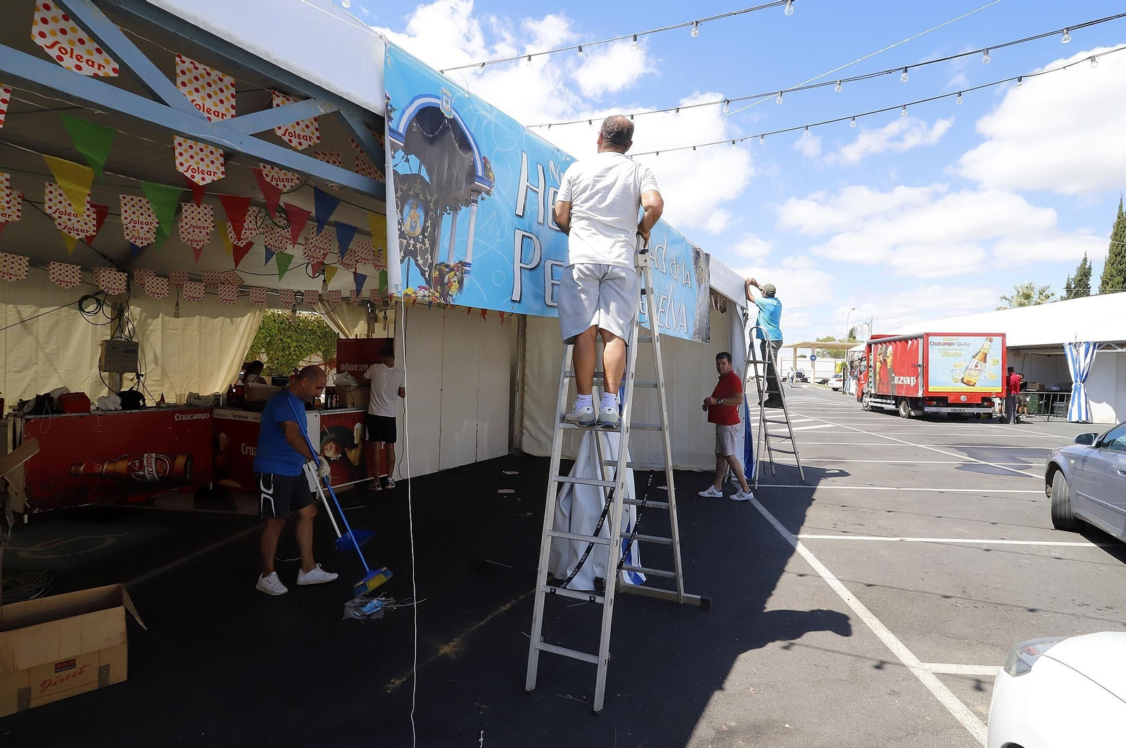 Imágenes de los preparativos para las Fiestas de La Cinta