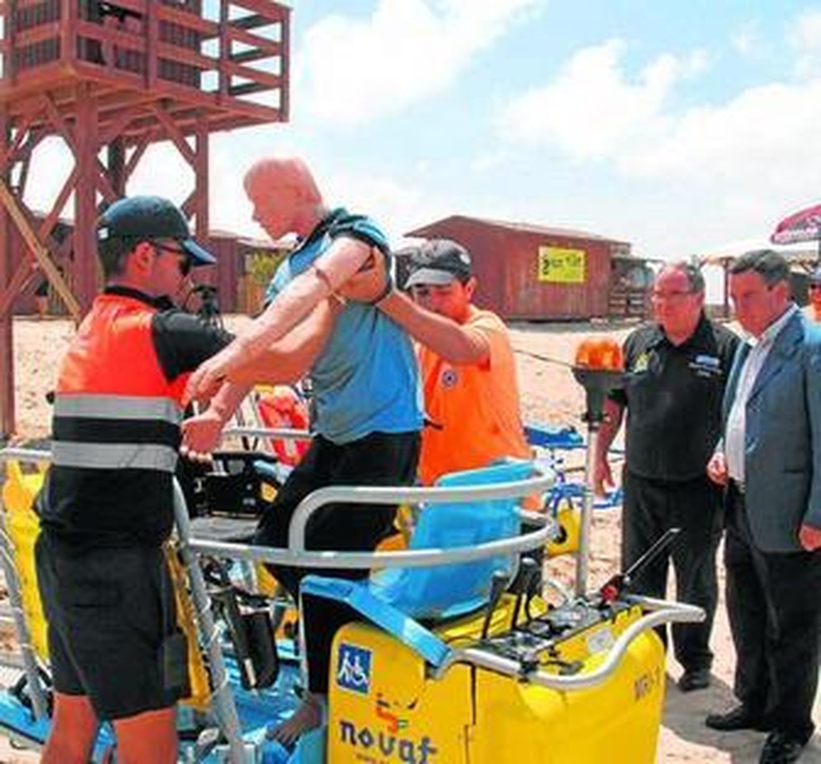 El alcalde contempla el funcionamiento de las sillas anfibias.