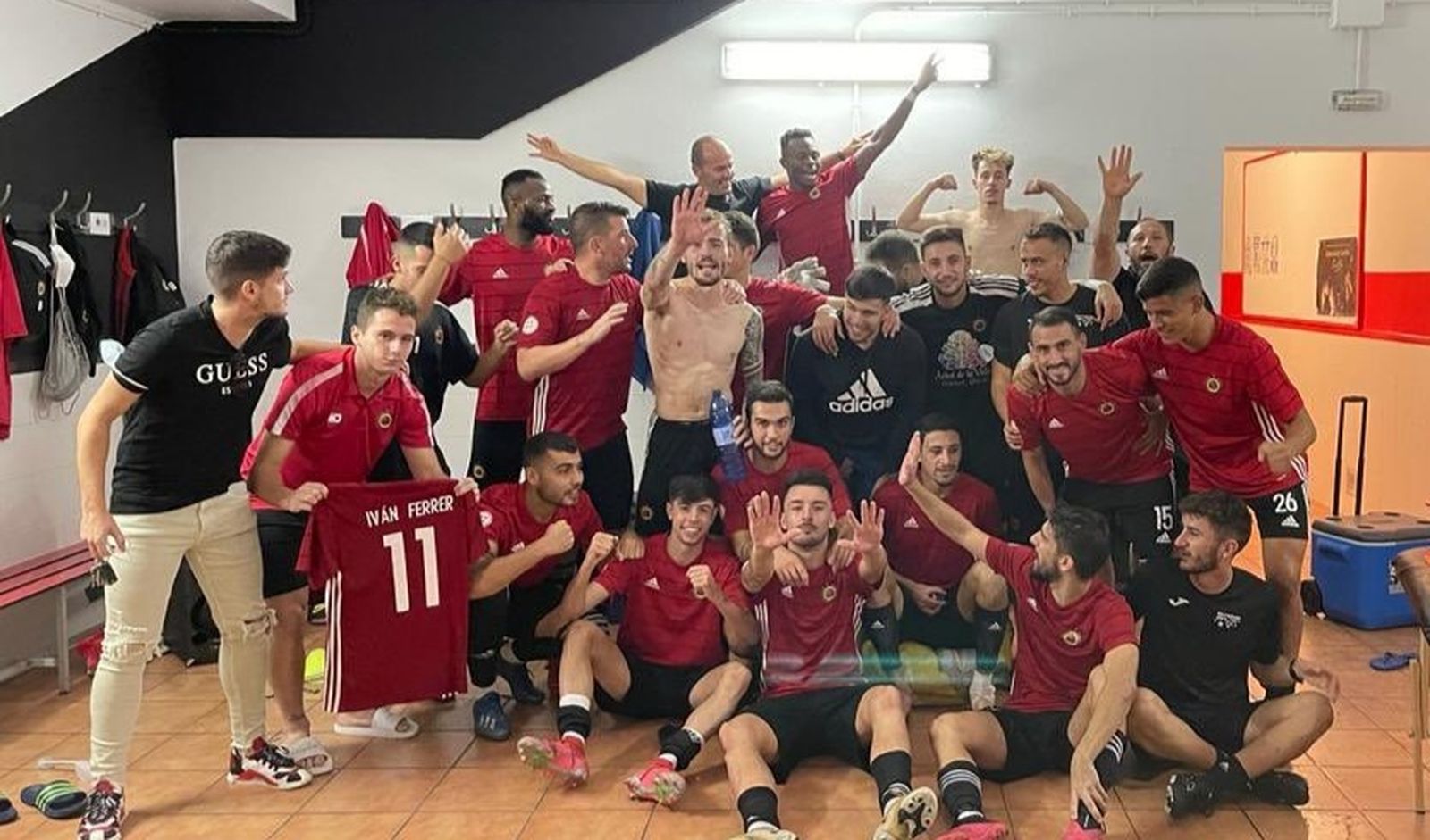 Los huercalenses celebrando un triunfo en su vestuario de El Hornillo.