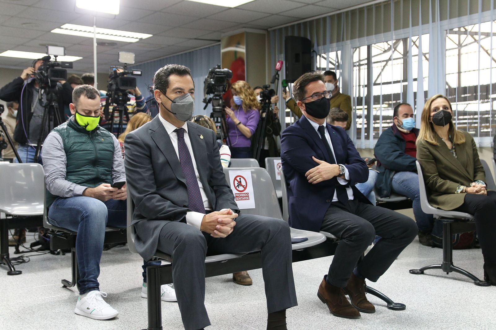 Fotogalería Juanma Moreno visita la cooperativa Murgiverde