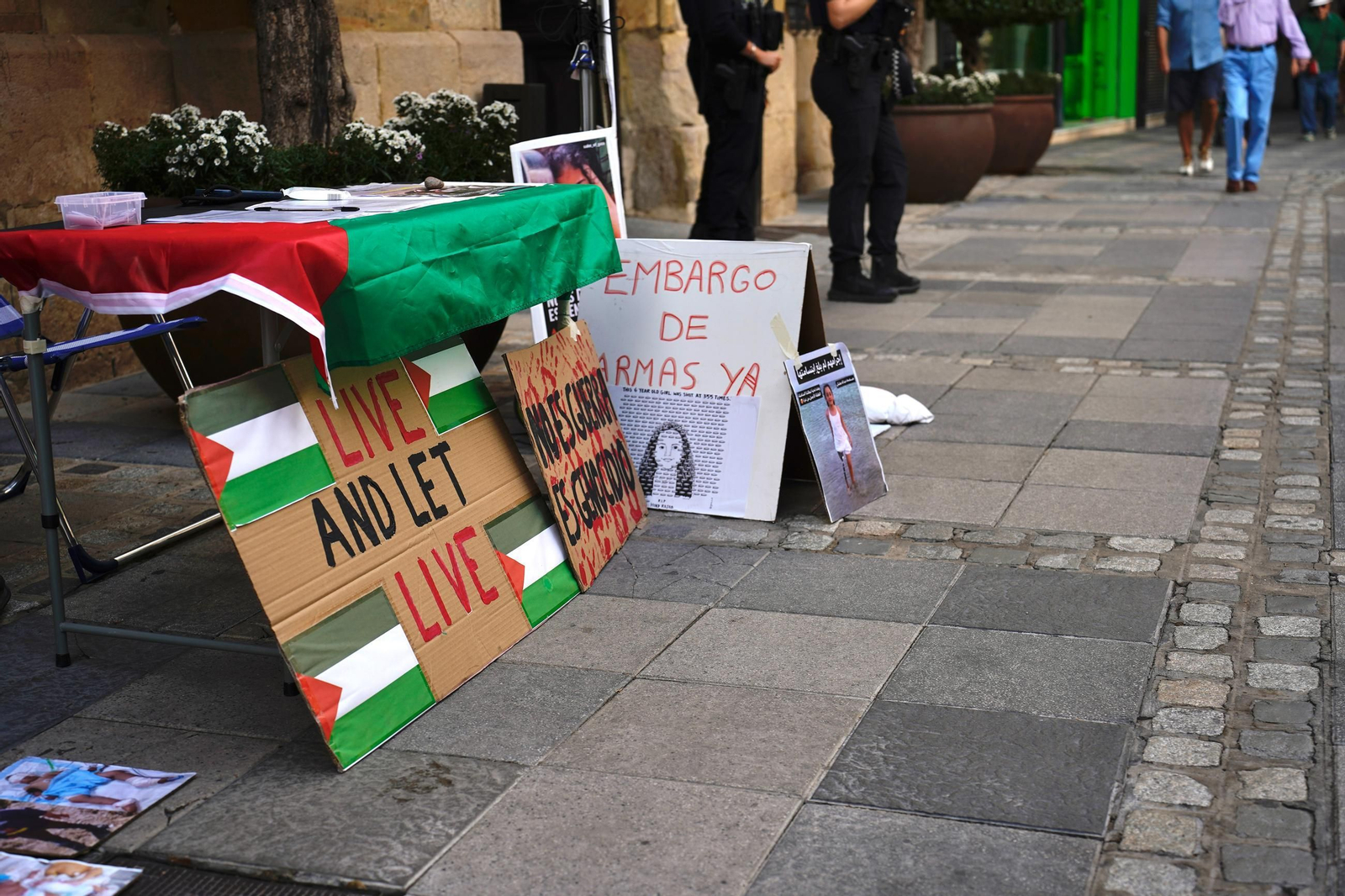 La recogida de firmas en Algeciras por la bandera de Palestina, en imágenes