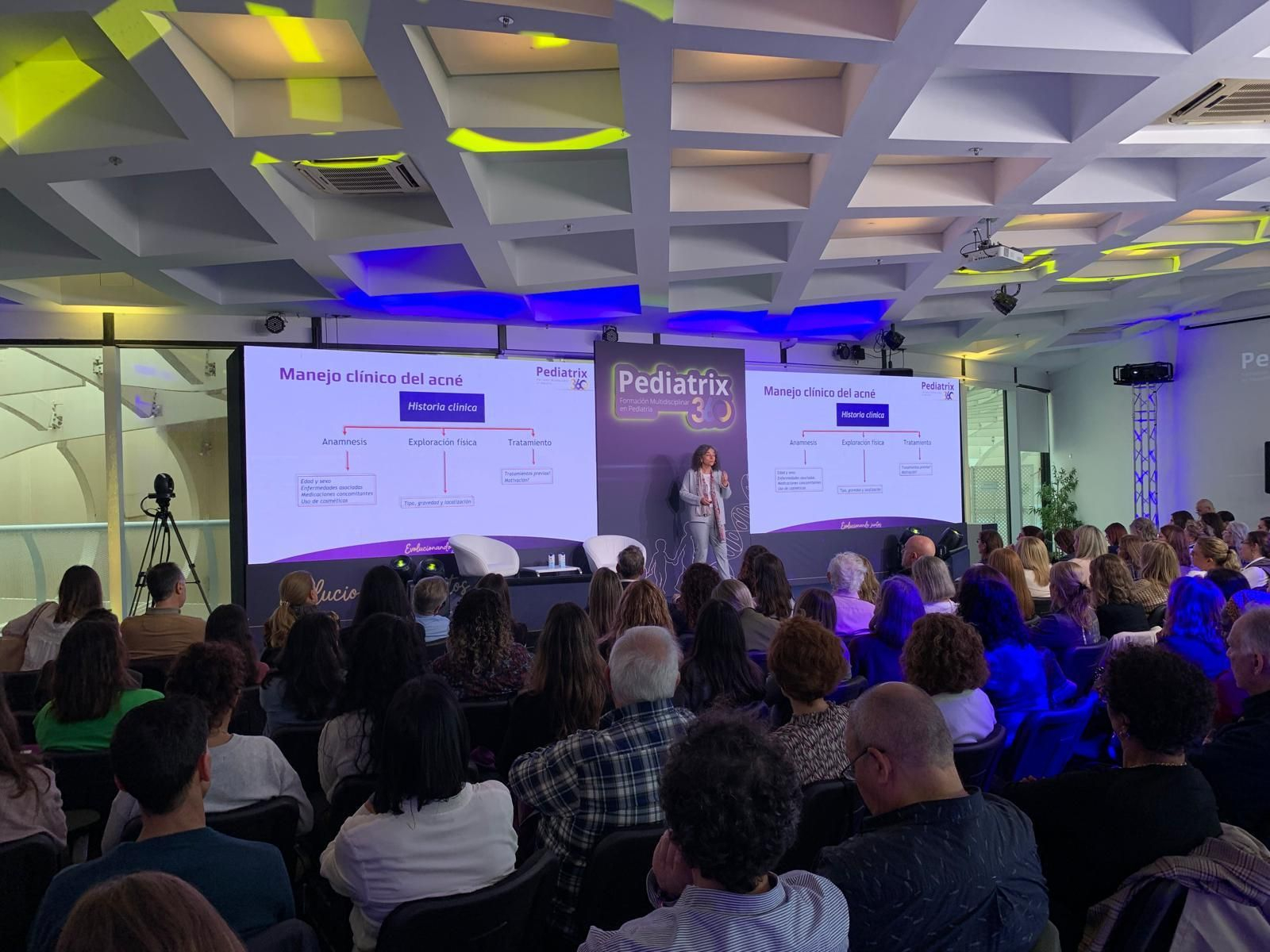 Asistentes durante una de las sesiones del programa formativo celebrado por Viatris en Sevilla.