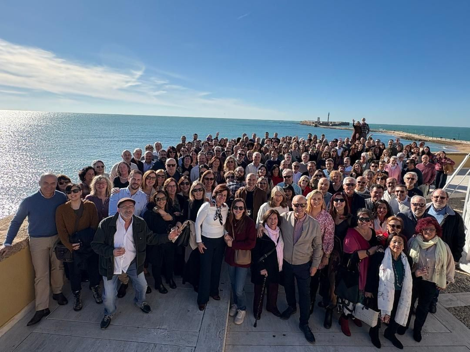El homenajeado, Pepe Díaz Gil, posa con un numerosísimo grupo de compañeros de la Universidad de Cádiz durante la comida celebrada en el Baluarte de los Mártires, con motivo de su reciente jubilación tras ejercer su actividad profesional durante 51 años.