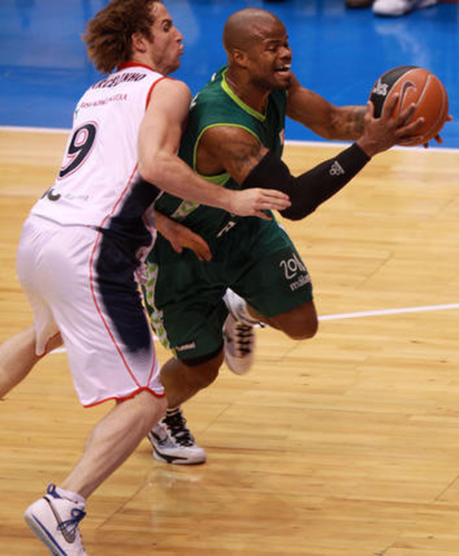 Los malagueños firman un 12-5 en la segunda vuelta y tras ganar al equipo vitoriano (70-62) consiguen el deseado quinto puesto


Foto: Migue fernandez
