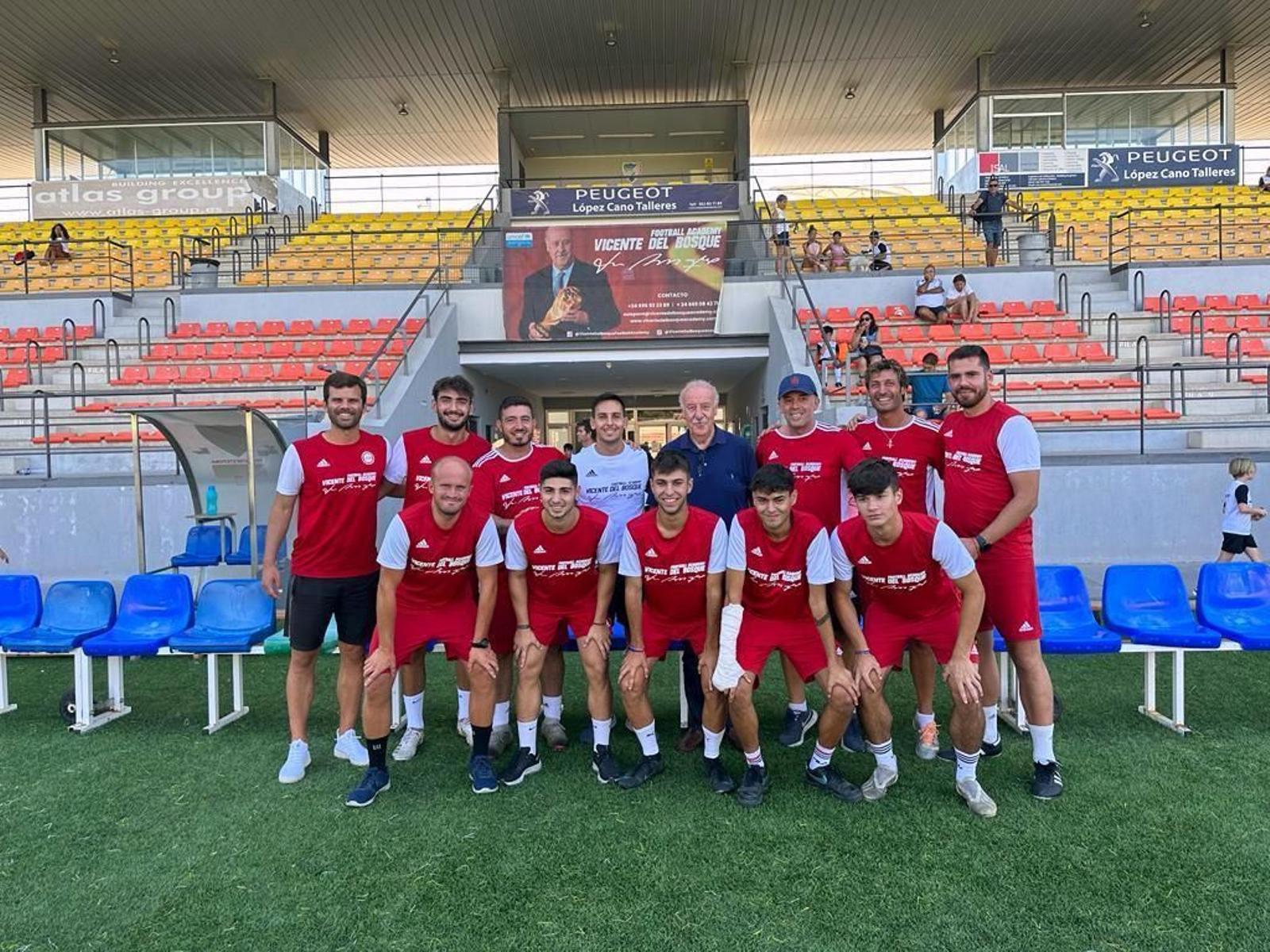 La visita de Vicente del Bosque al campus de verano de Estepona