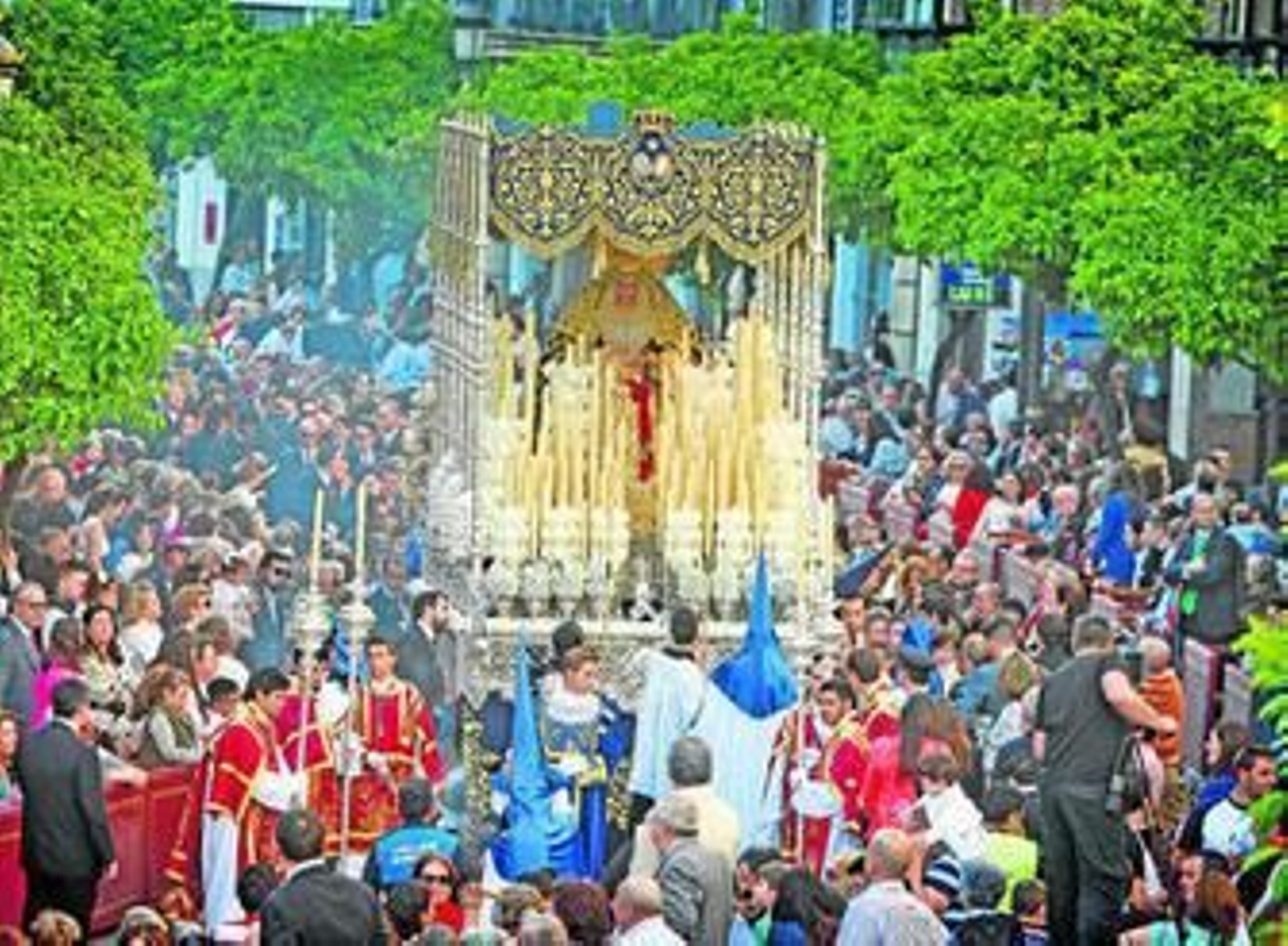 Aspecto de la Carrera Oficial, el pasado año, abarrotada de público al paso de La Estrella.