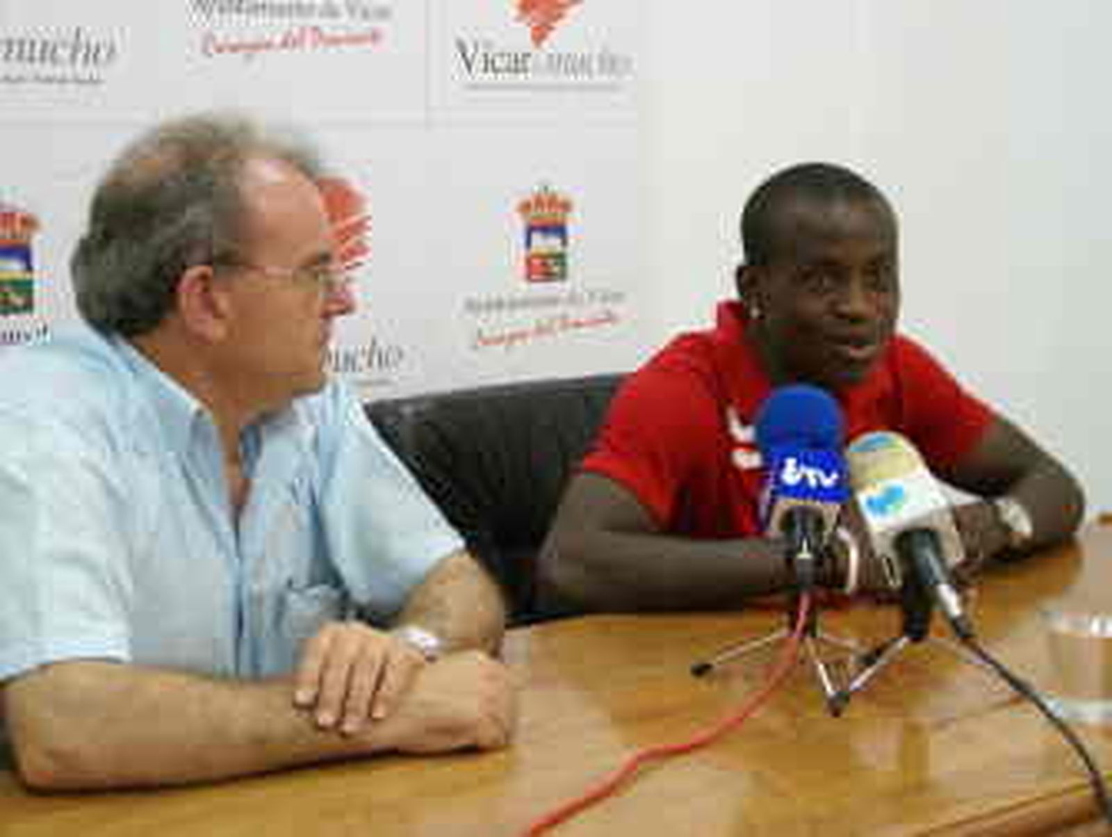 El futbolista vicario Emmanuel Gomis, del Liverpool, recibido en el municipio