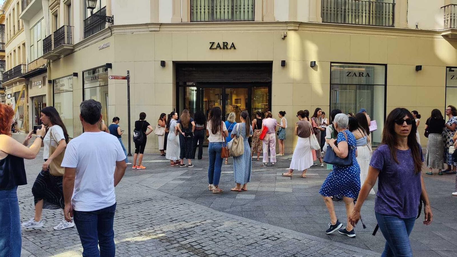 Cola en la puerta de una tienda de Zara en Sevilla.