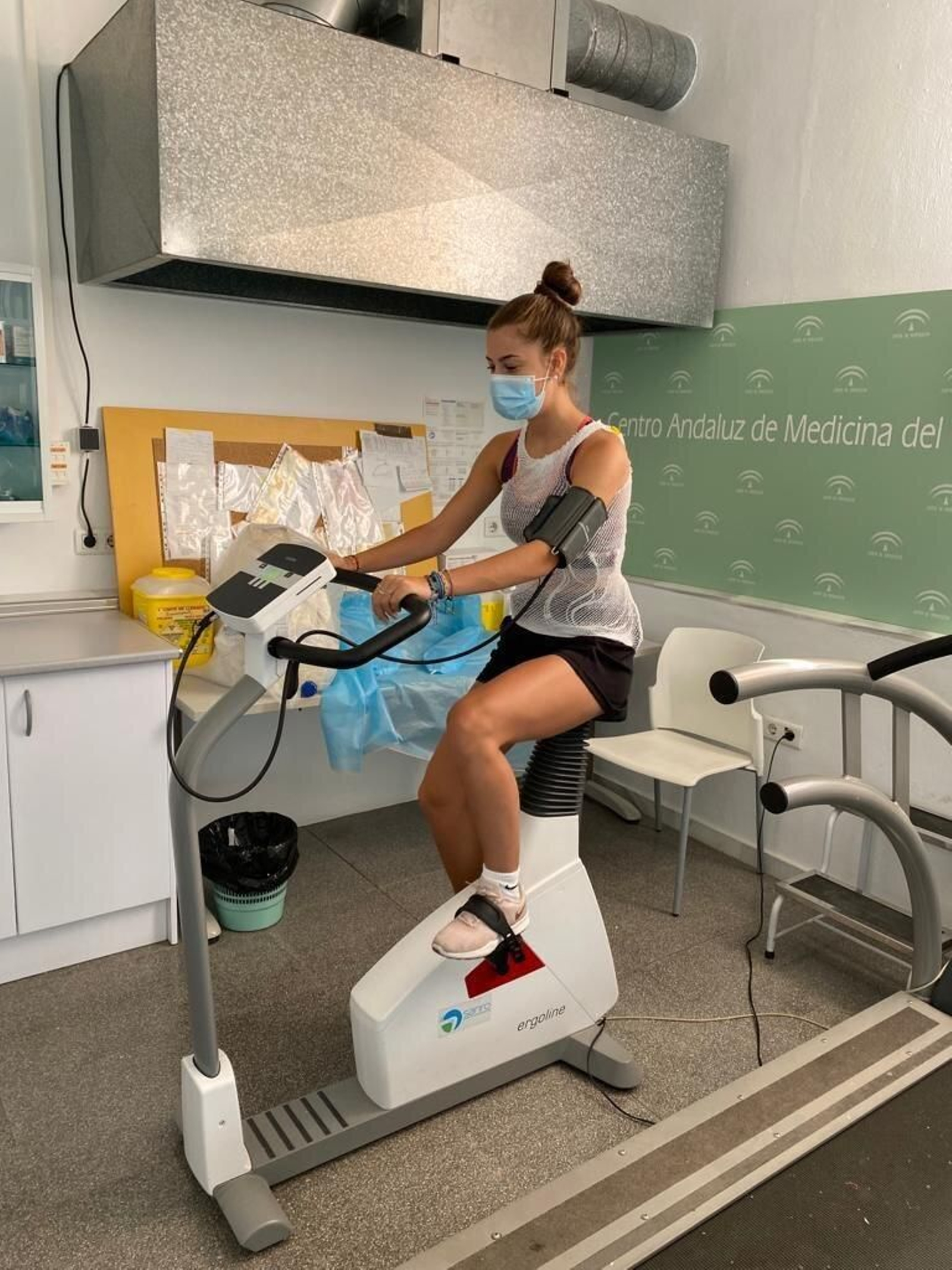 Eva González realizando pruebas físicas.