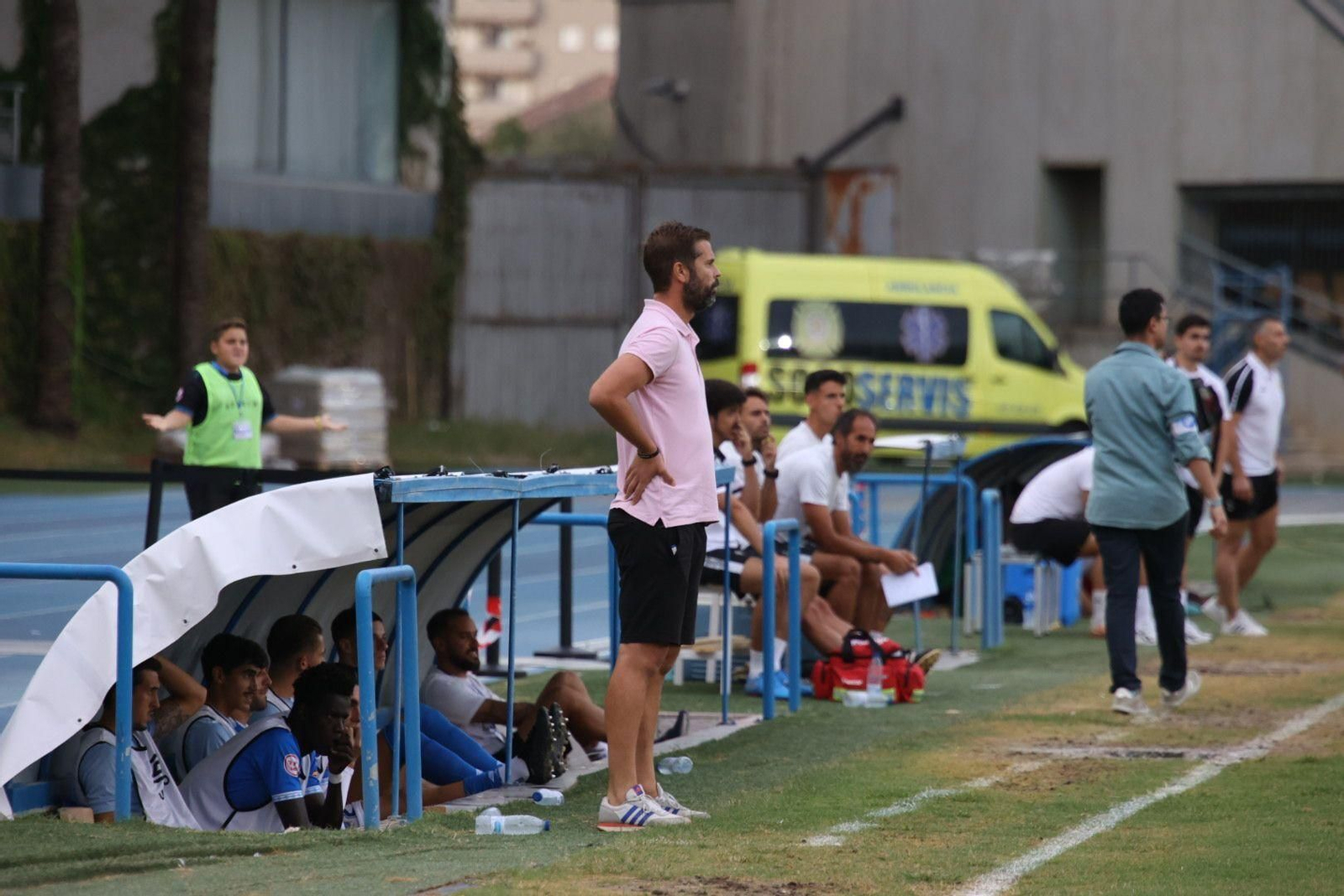 David Sánchez, técnico azulino, sigue atento el juego desde la banda.