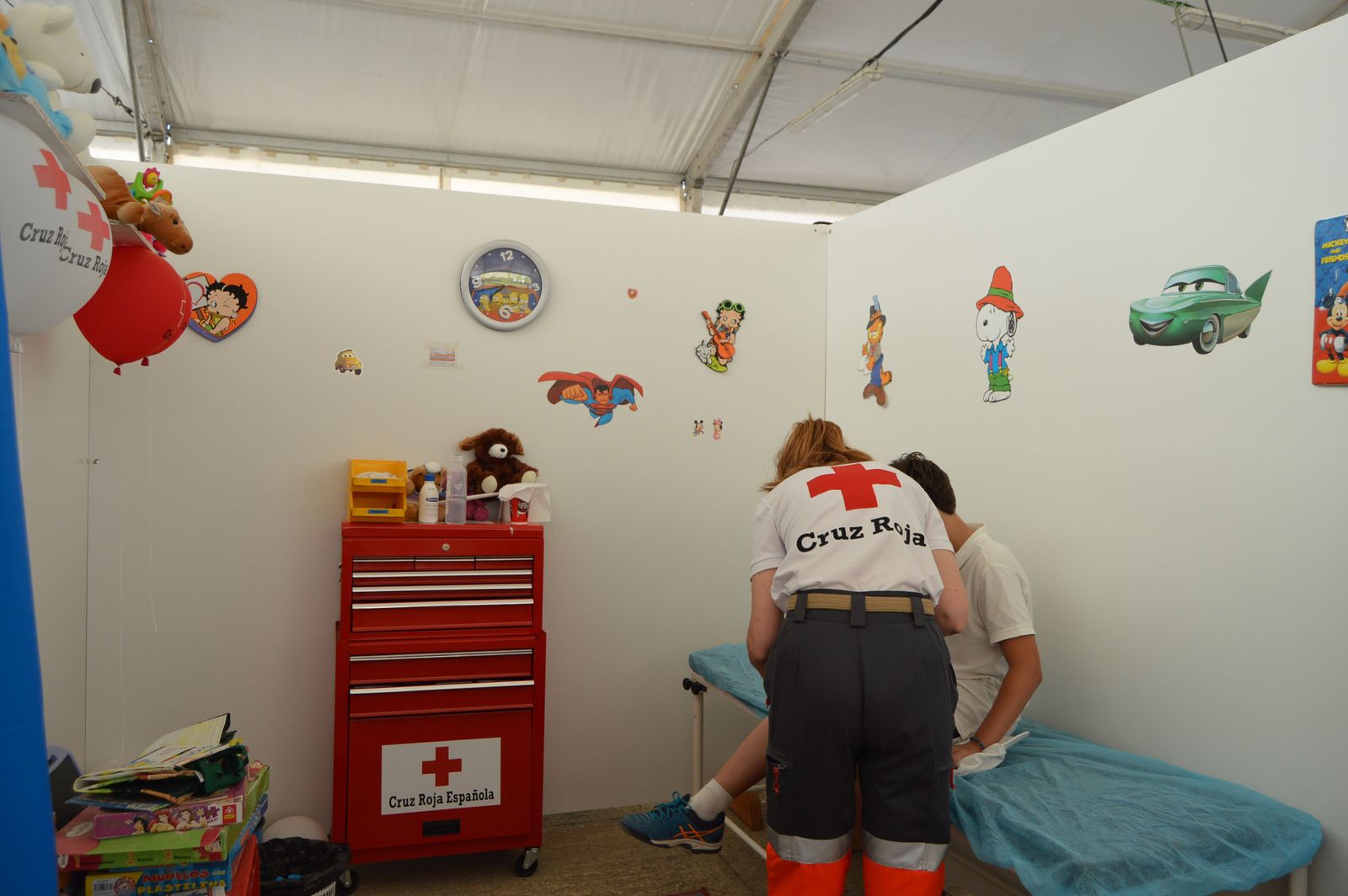 Una voluntaria atiende a un niño en la Feria.