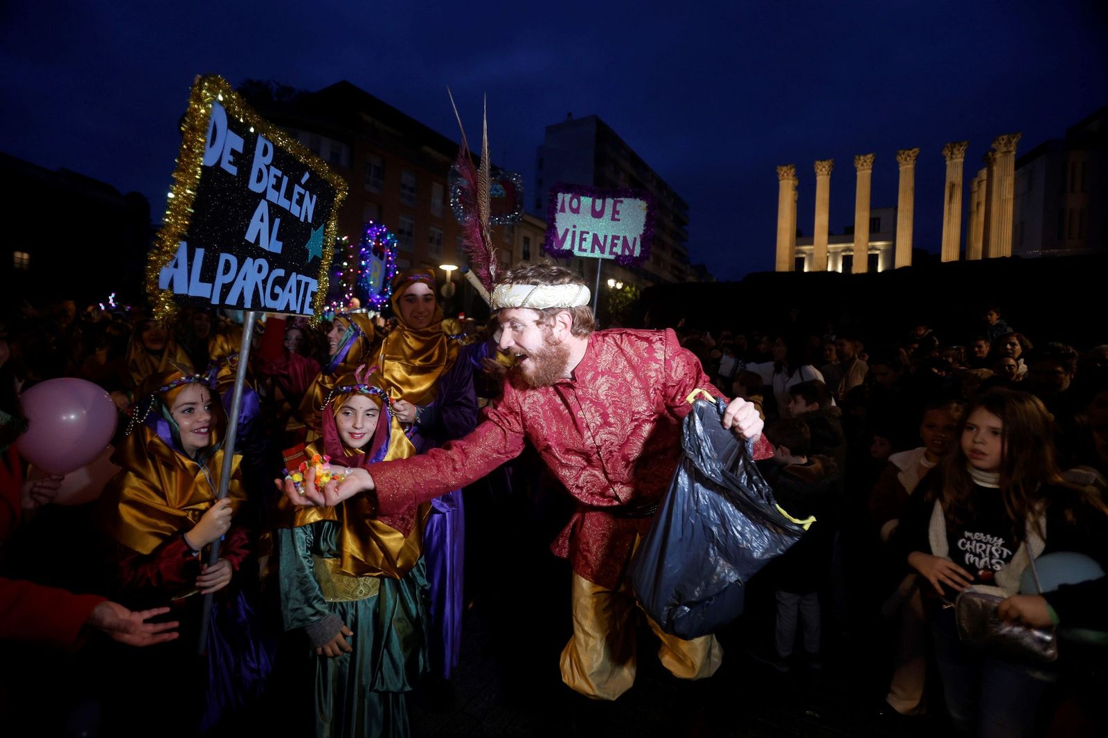 El Cartero Real llena de ilusión el Centro de Córdoba, en imágenes