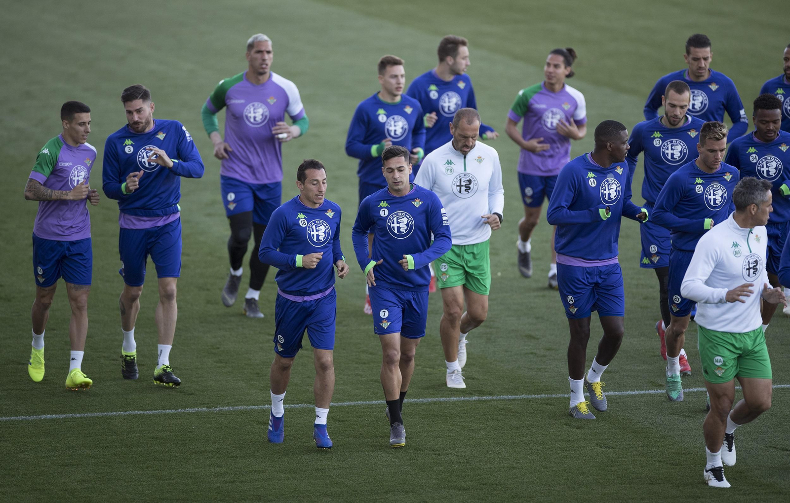 La plantilla verdiblanca realiza carrera continua en el entrenamiento.