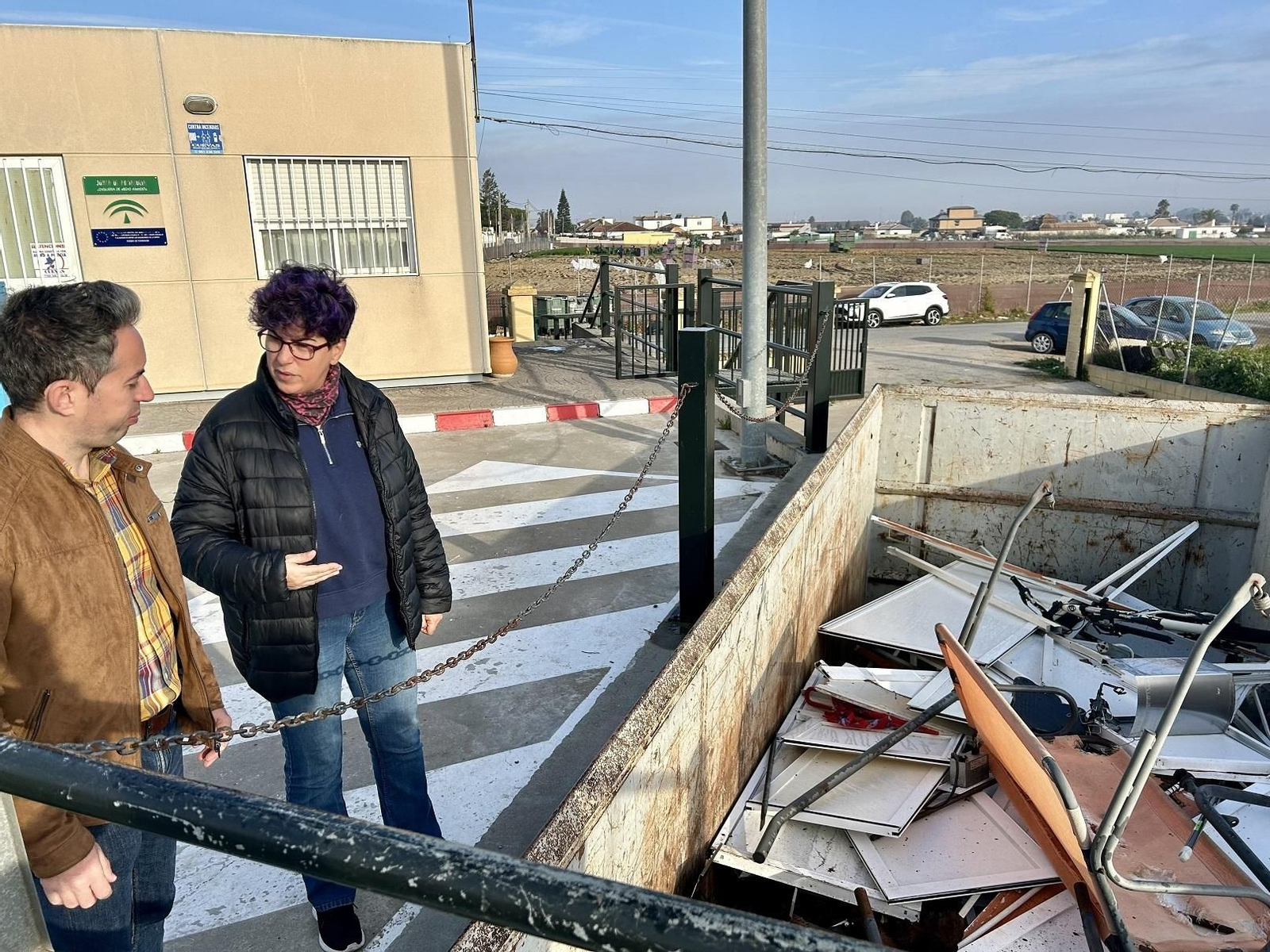 David González y Carmen Pozo en el Punto Limpio de la Cañada de Tamarguillo.