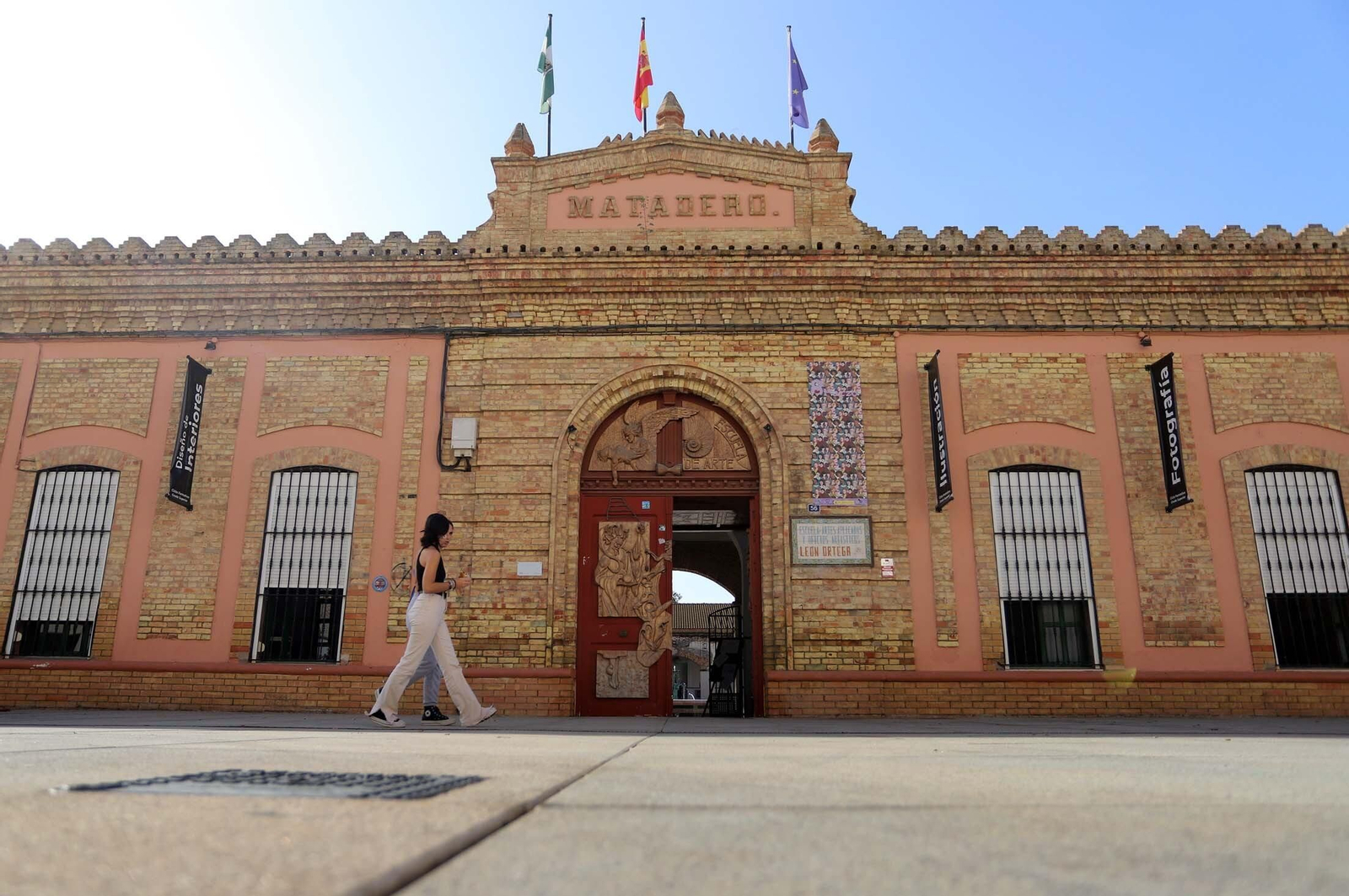 Fachada principal de la Escuela de Arte Antonio León Ortega, edificio que albergó en su origen el matadero de reses. Fachada principal de la Escuela de Arte Antonio León Ortega, edificio que albergó en su origen el matadero de reses.