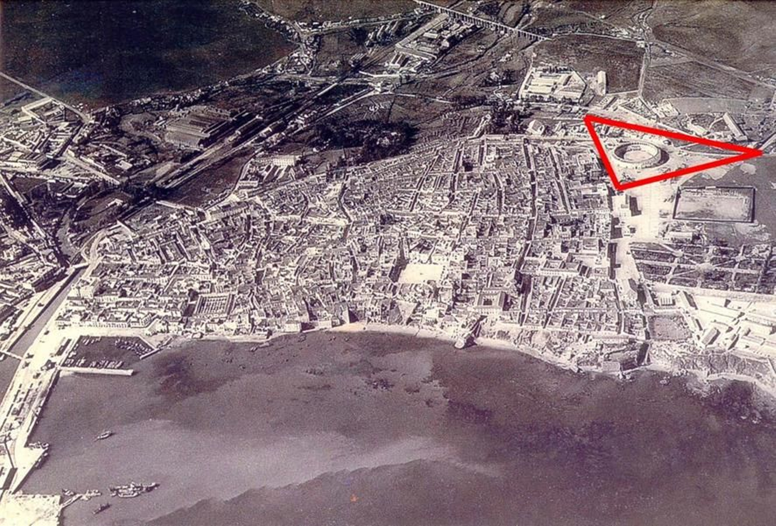 Fotografía aérea de Algeciras, con el espacio urbano tratado en este artículo Fotografía aérea de Algeciras, con el espacio urbano tratado en este artículo