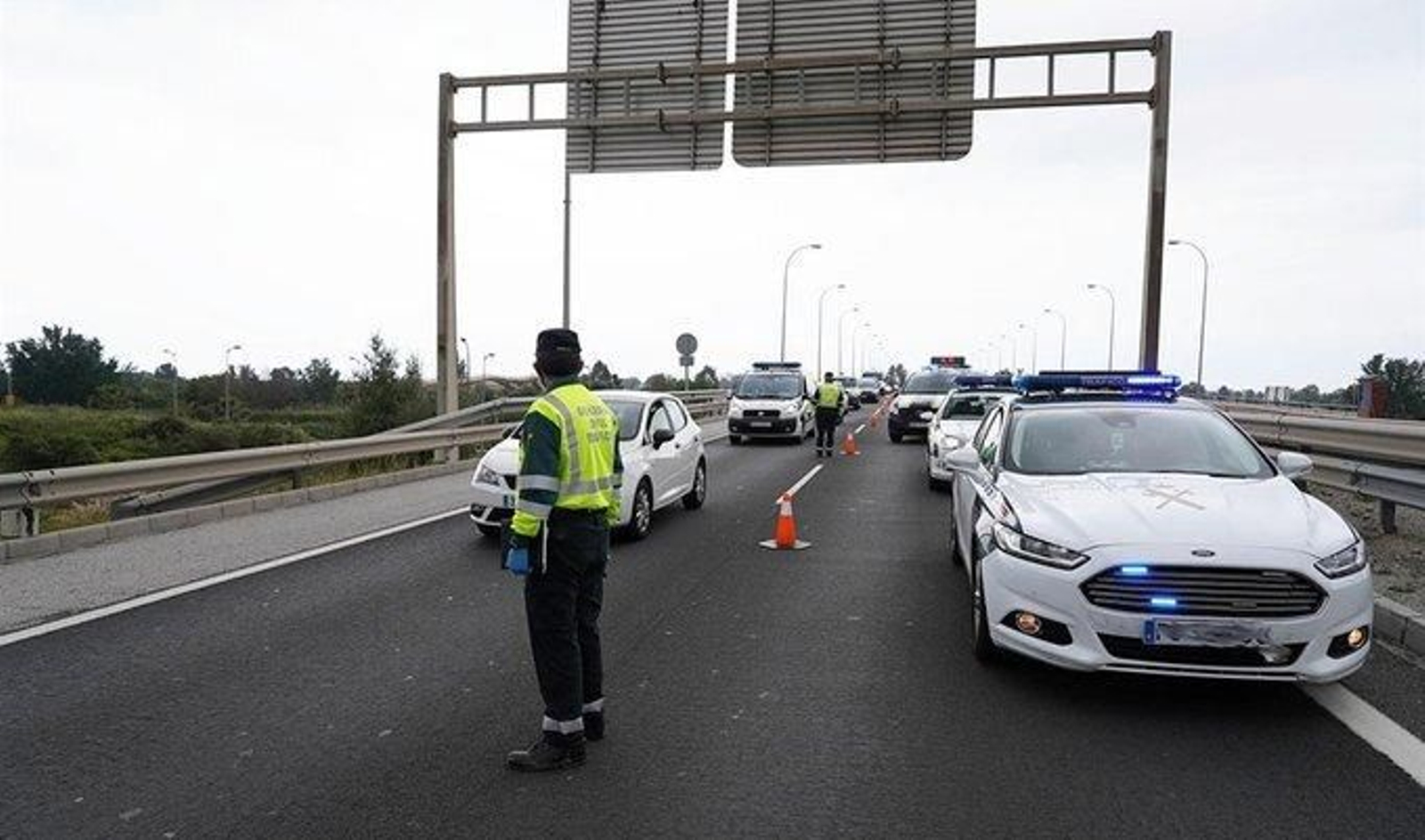 Imagen de la  Guardia Civil en la A-422