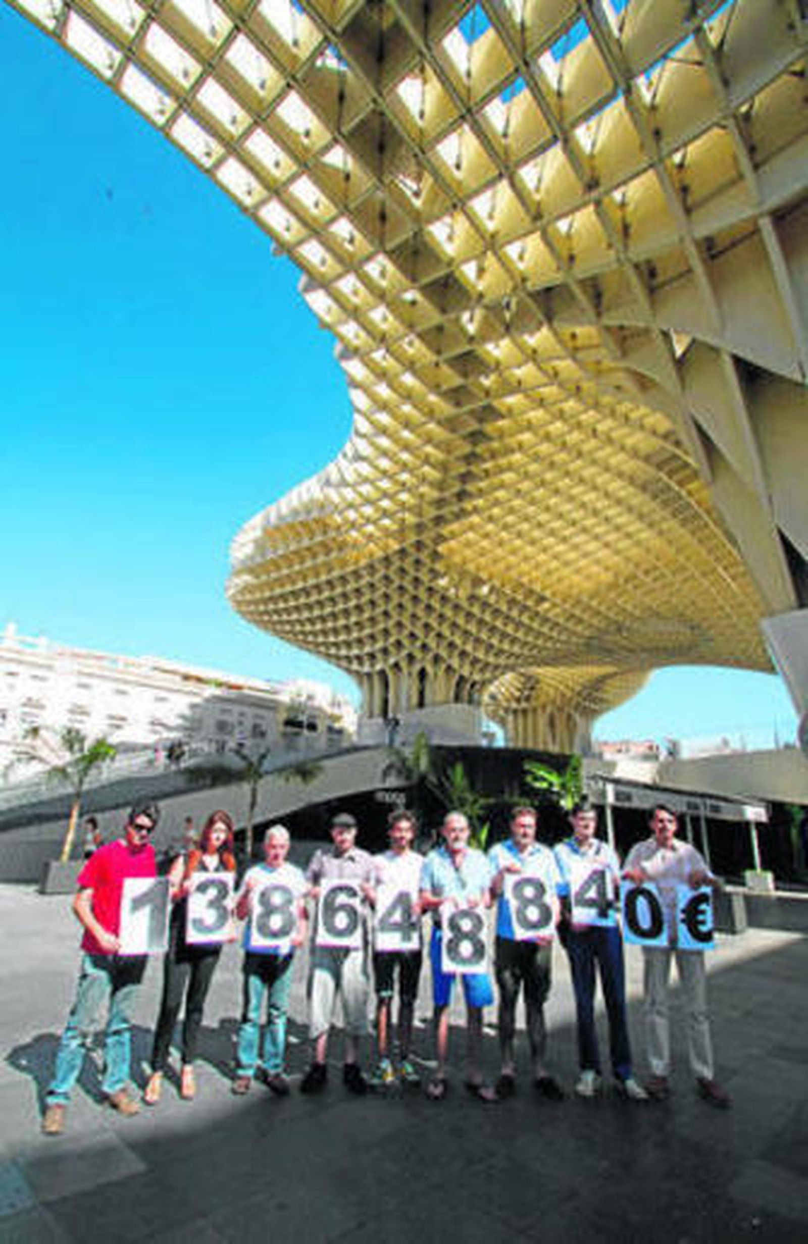 Participa Sevilla denuncia el coste de las Setas con miembros de Podemos.