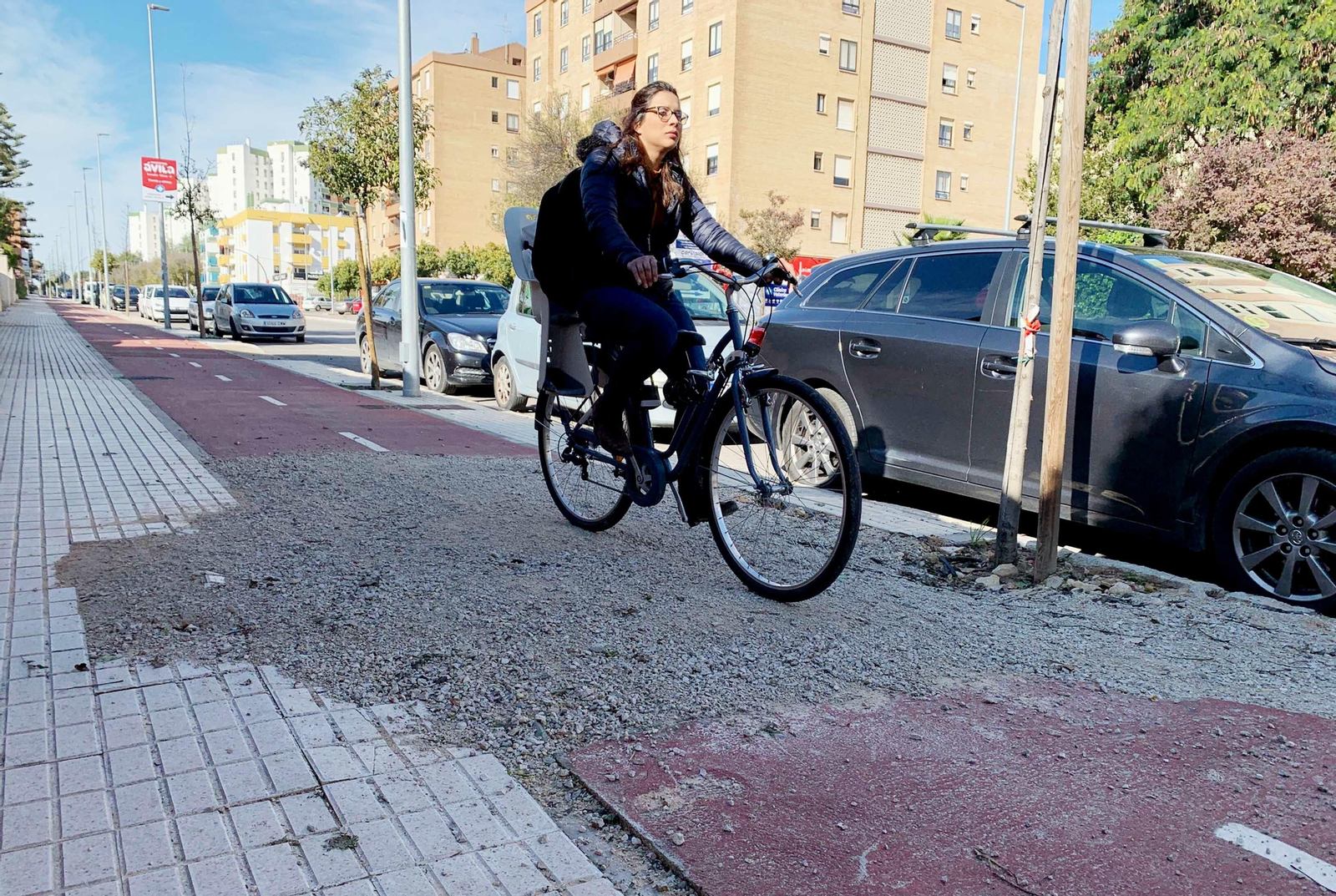 Una usuaria del carril bici de Jerez, en una imagen reciente