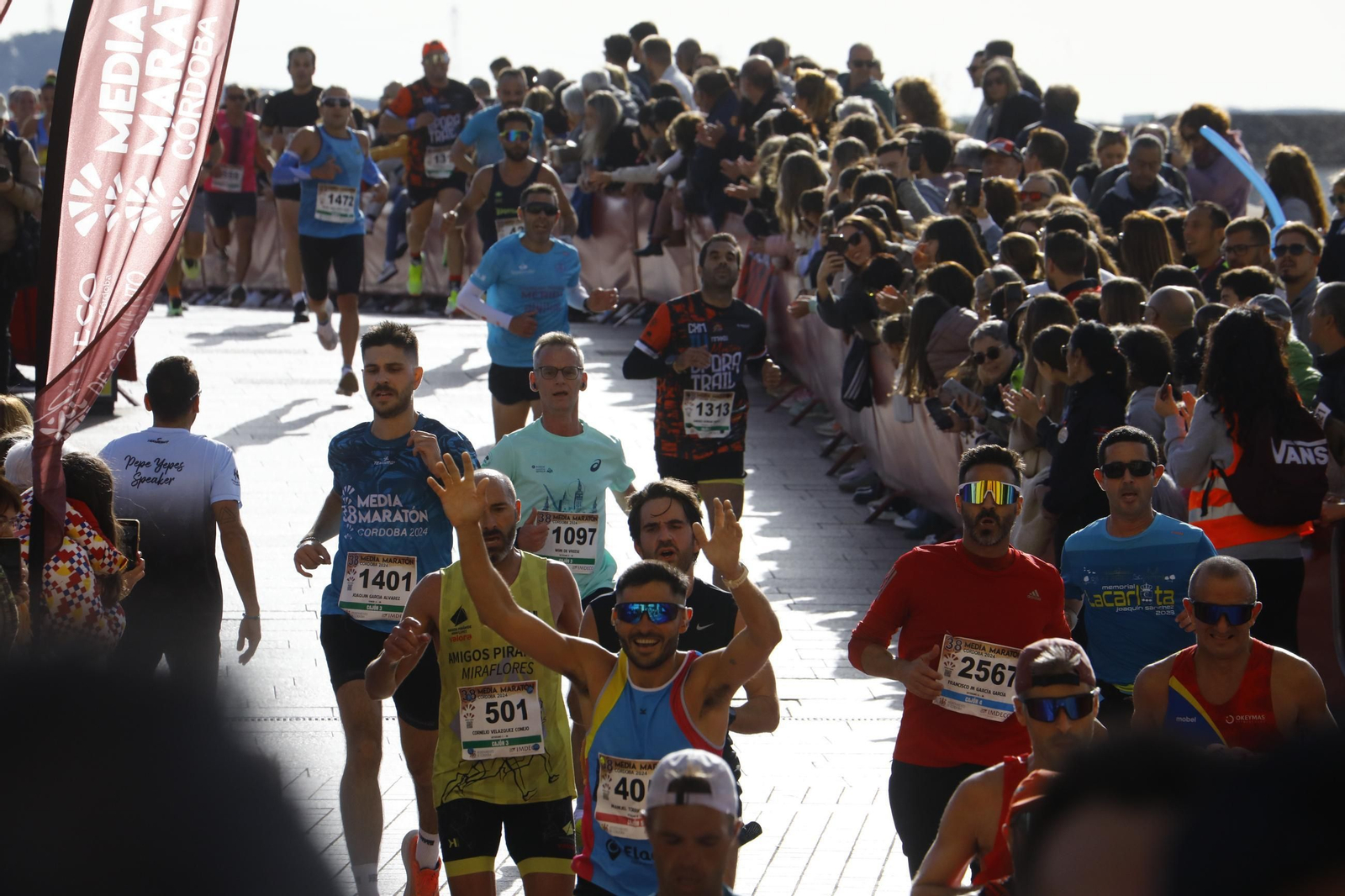 La gloria de cruzar la Puerta del Puente: las fotos de la línea de meta de la Media Maratón de Córdoba 2024