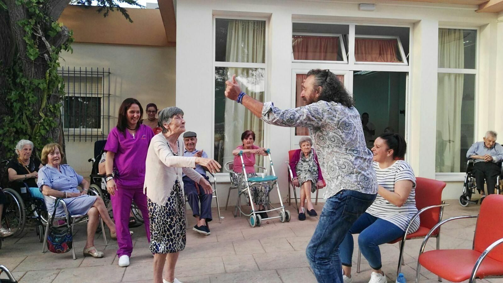 Imagen del músico Antonio Alemán con una de las usuarias, en el centro Guadalete, durante la celebración del Día Mundial del Alzheimer en 2017.