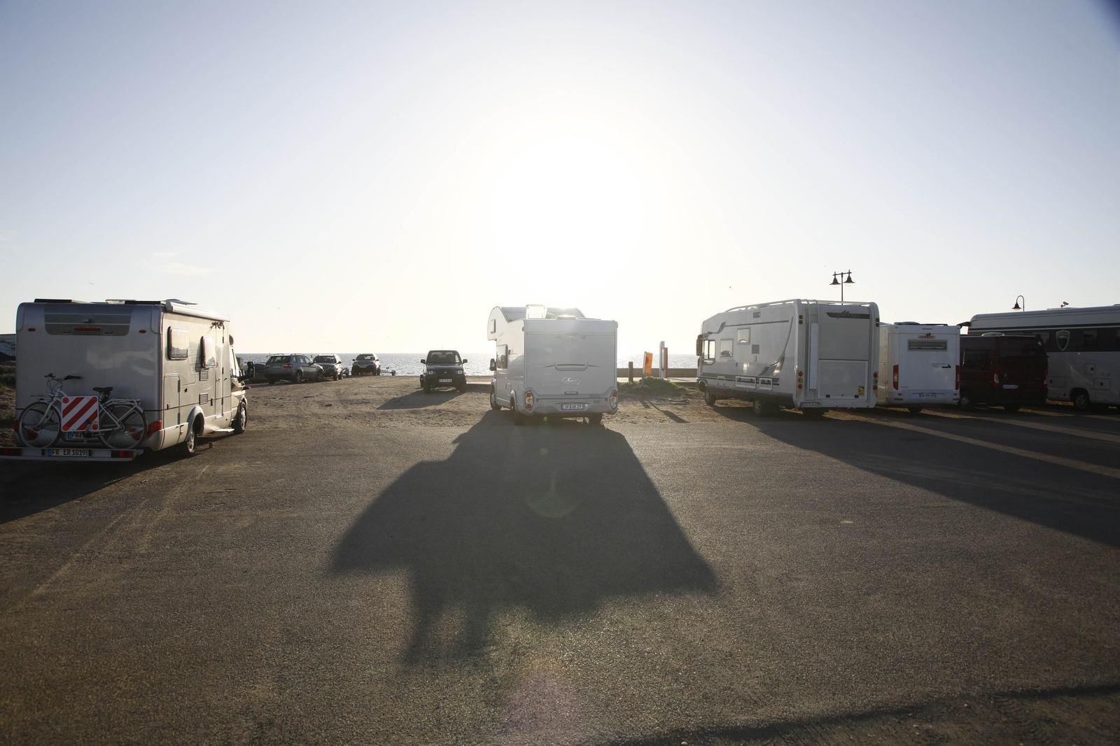 Autocaravanas estacionadas en la playa de Cabo de Gata, en imágenes
