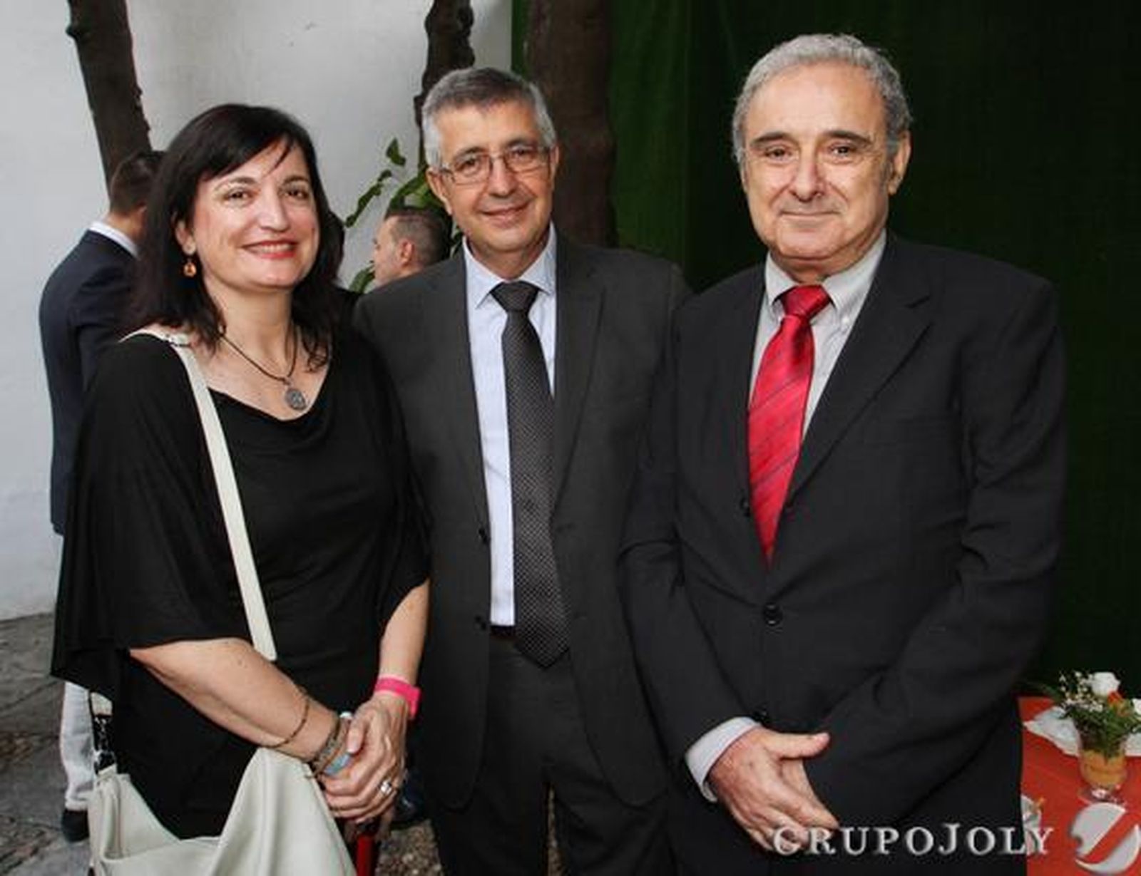 Maribel Martínez, coordinadora de Unicef Andalucía; Ricardo García, presidente de Unicef Andalucía; y Rafael Valencia, director de la Real Academia Sevillana de Buenas Letras.

Foto: Belen Vargas-Juan Carlos Vazquez-Manuel Gomez
