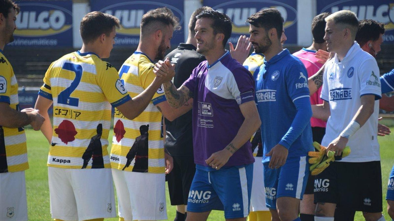Bello, capitán del Xerez DFC, con la camiseta del Al-Ándalus en homenaje a la sección femenina del club. Bello, capitán del Xerez DFC, con la camiseta del Al-Ándalus en homenaje a la sección femenina del club.