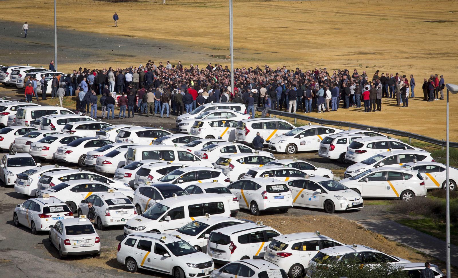 La asamblea del taxi en el campo de la Feria.