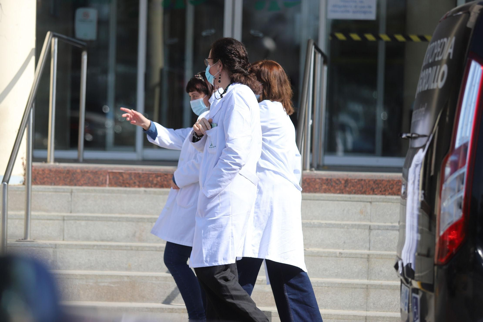 Profesionales sanitarias en las inmediaciones del hospital Juan Ramón Jiménez.