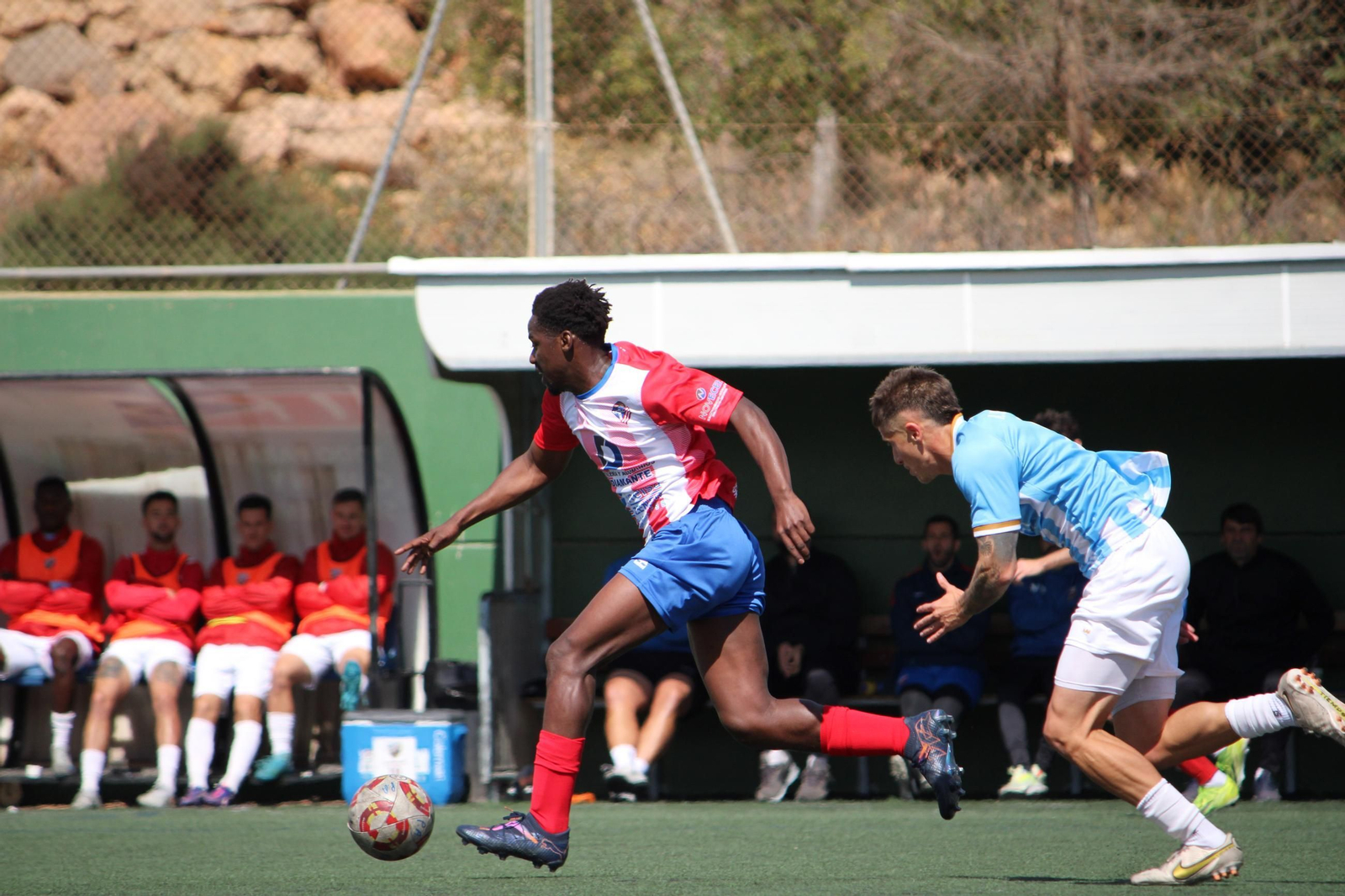 El rojiblanco Ibra Touré se marcha en carrera de un rival durante una acción del encuentro frente al Torre del Mar.
