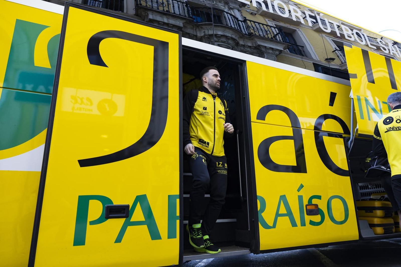 Michel descendiendo del autobús del Jaén Paraíso Interior FS.