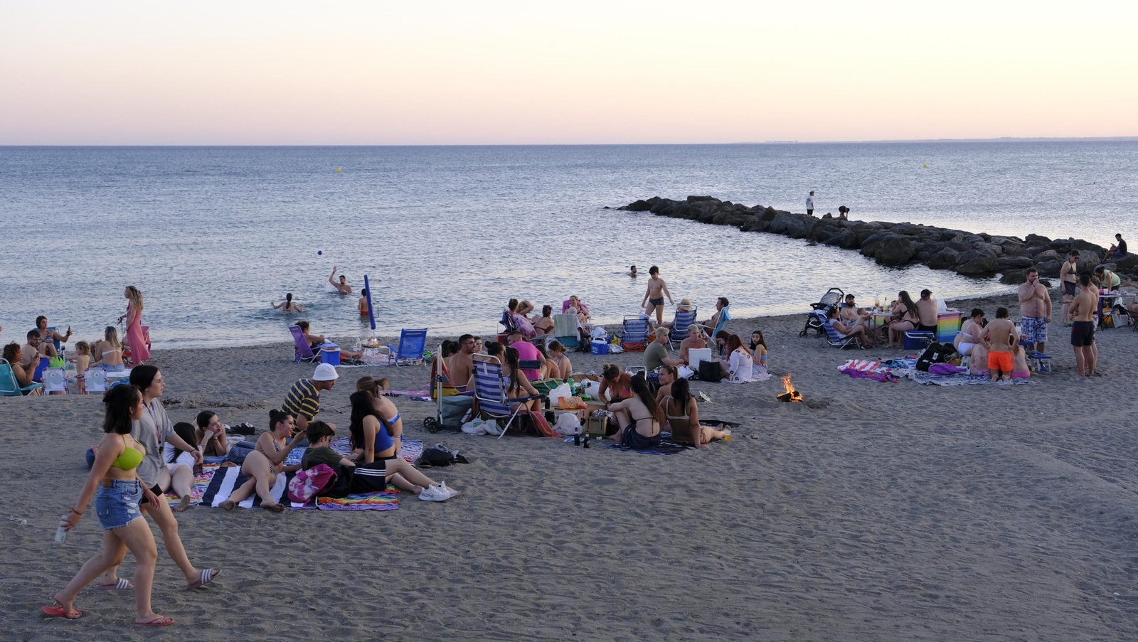 Imágenes de las hogueras de la Noche de San Juan en Almería capital