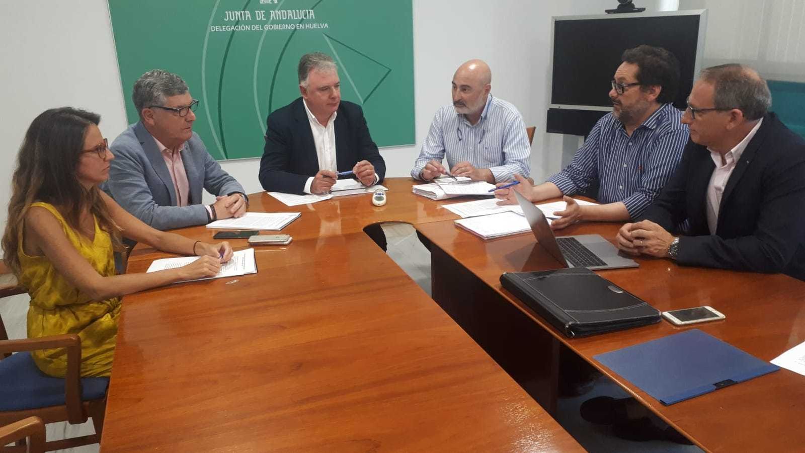 Imagen de la reunión mantenida entre los representantes de los empresarios turísticos y de la Administración andaluza en la provincia.