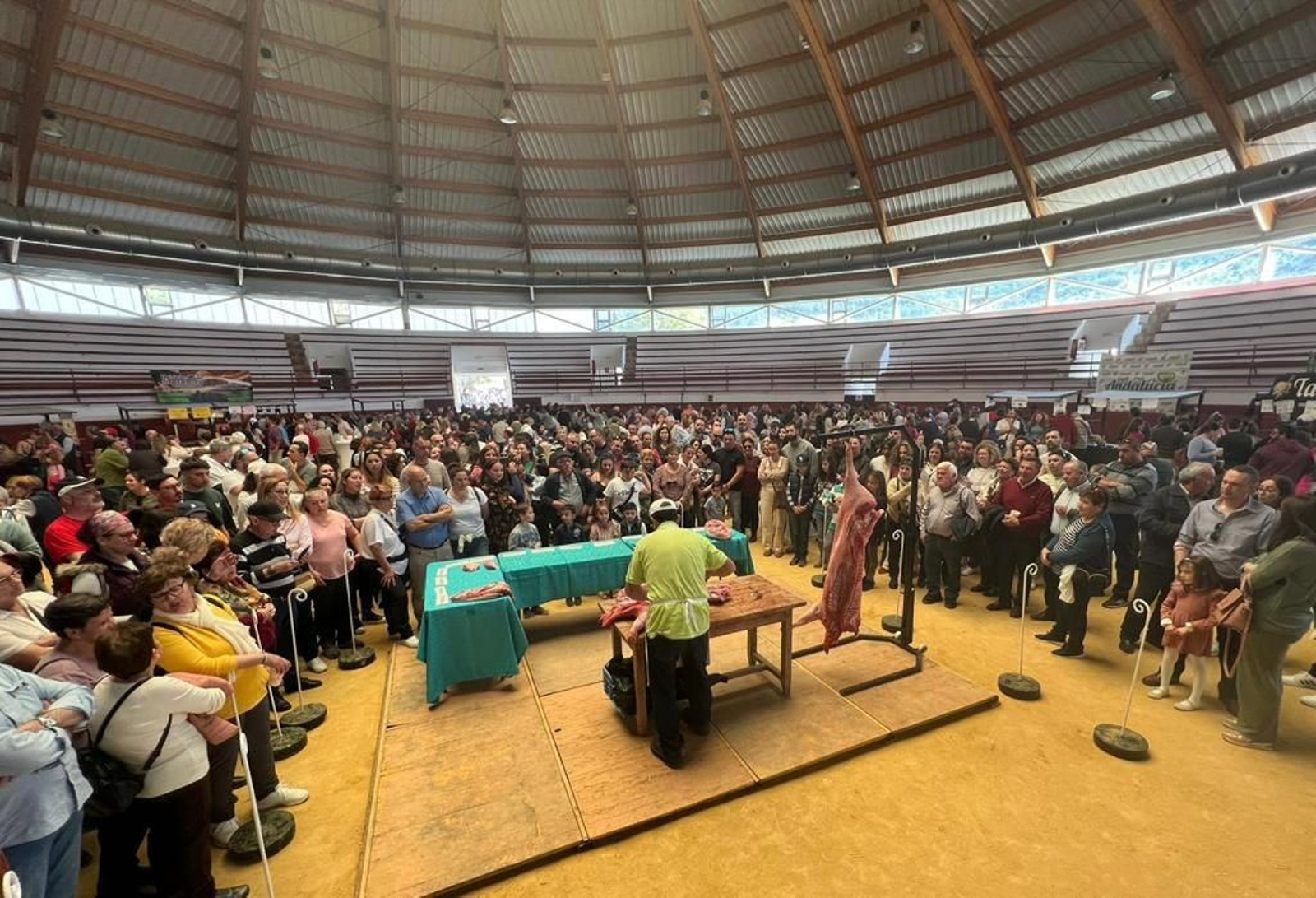 Numeroso público siguiendo una sesión de despiece en la Feria  del Cochino de El Bosque