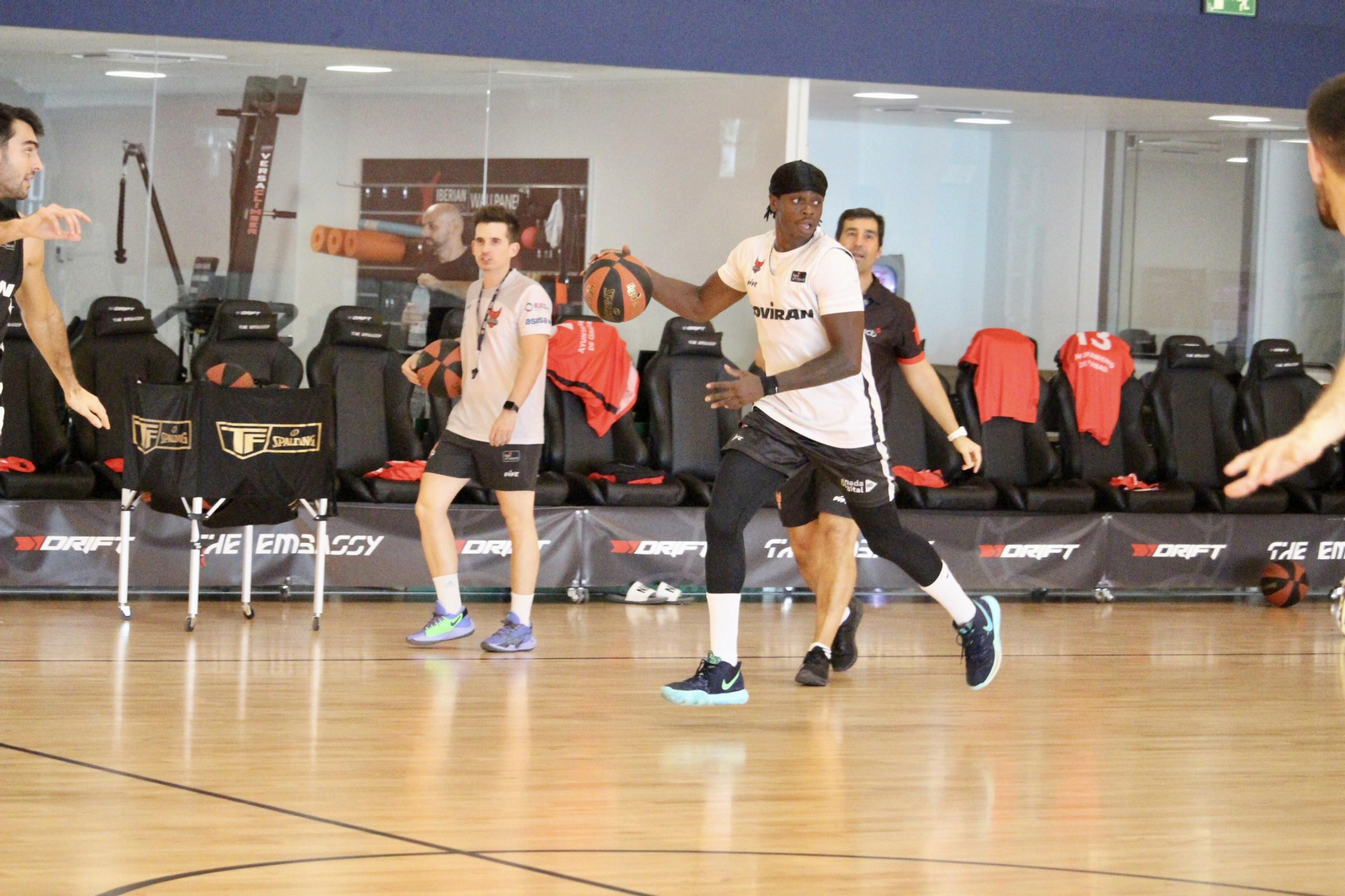 Los jugadores del Covirán Granada, en The Embassy.