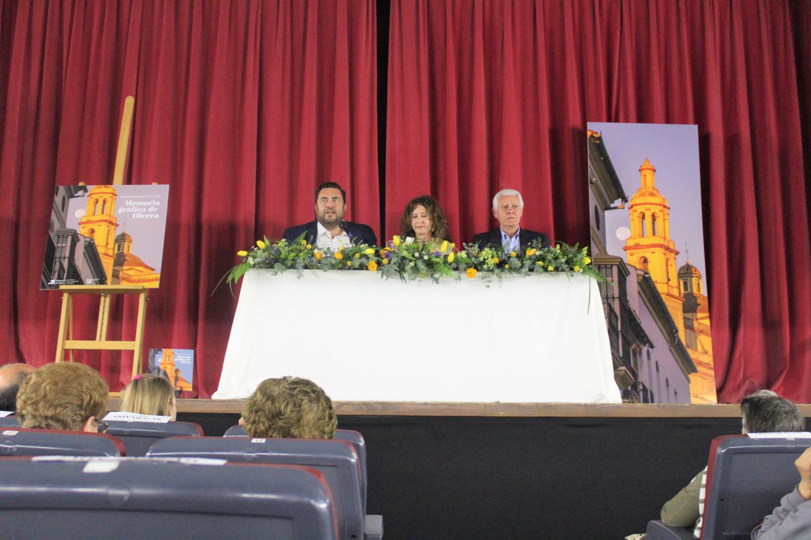 Menacho en la presentación de su libro junto a Jaime Armario y la alcaldesa de Olvera.