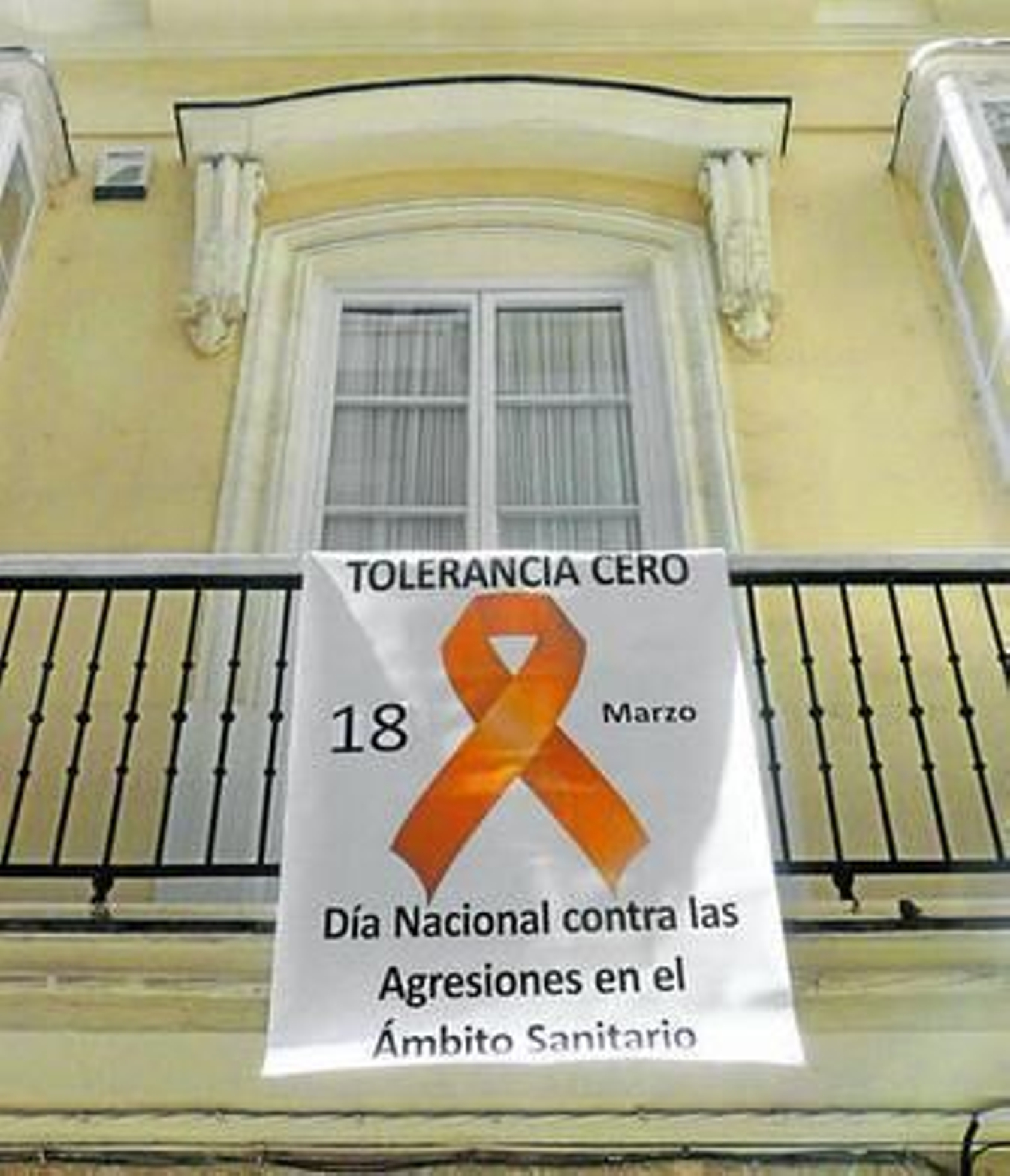 La fachada del Colegio de Médicos lucía ayer una pancarta.