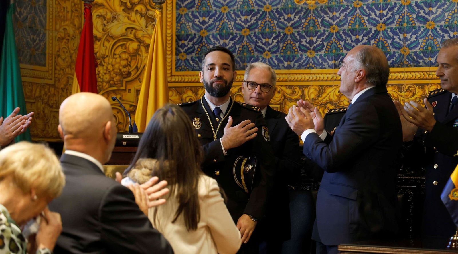 El inspector jefe de la Policía Francisco Javier González recibe la insignia de Algeciras. En 2020 fue embestido por unos narcotraficantes a los que perseguía.