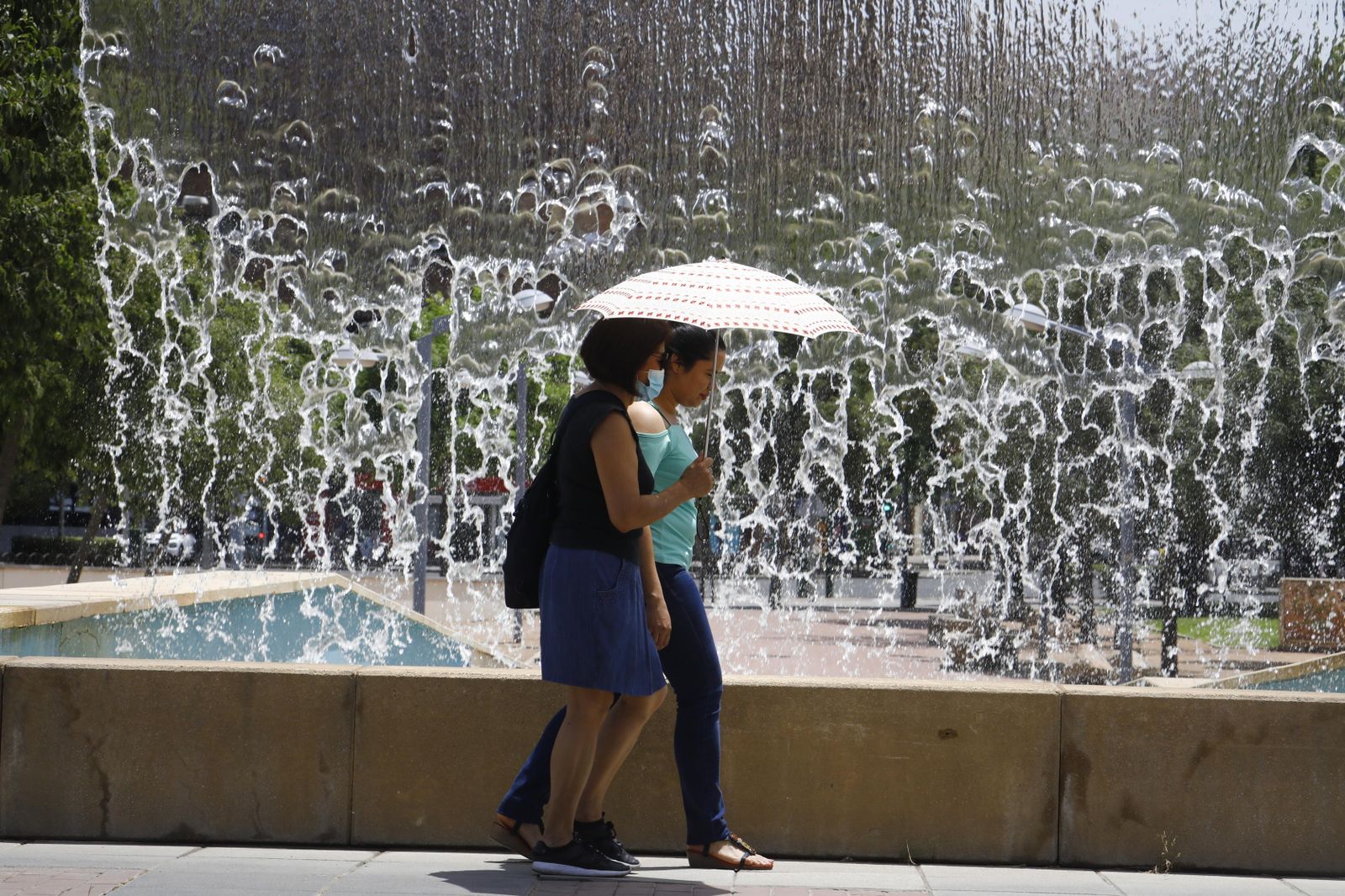 Dos mujeres se protegen bajo un paraguas en Córdoba.
